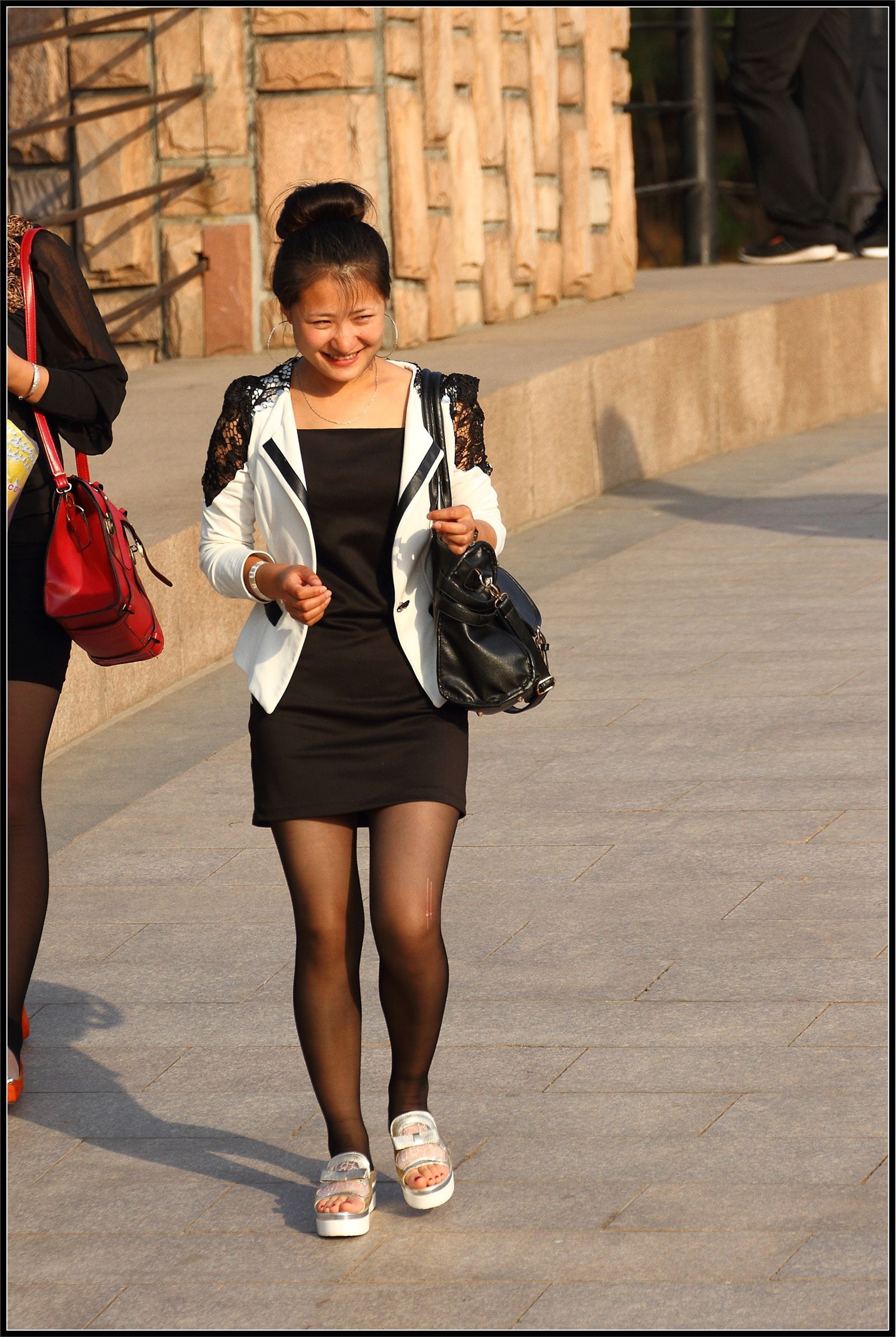 [户外街拍] 2013.10.04 俩脚踩黑丝美女性感身材