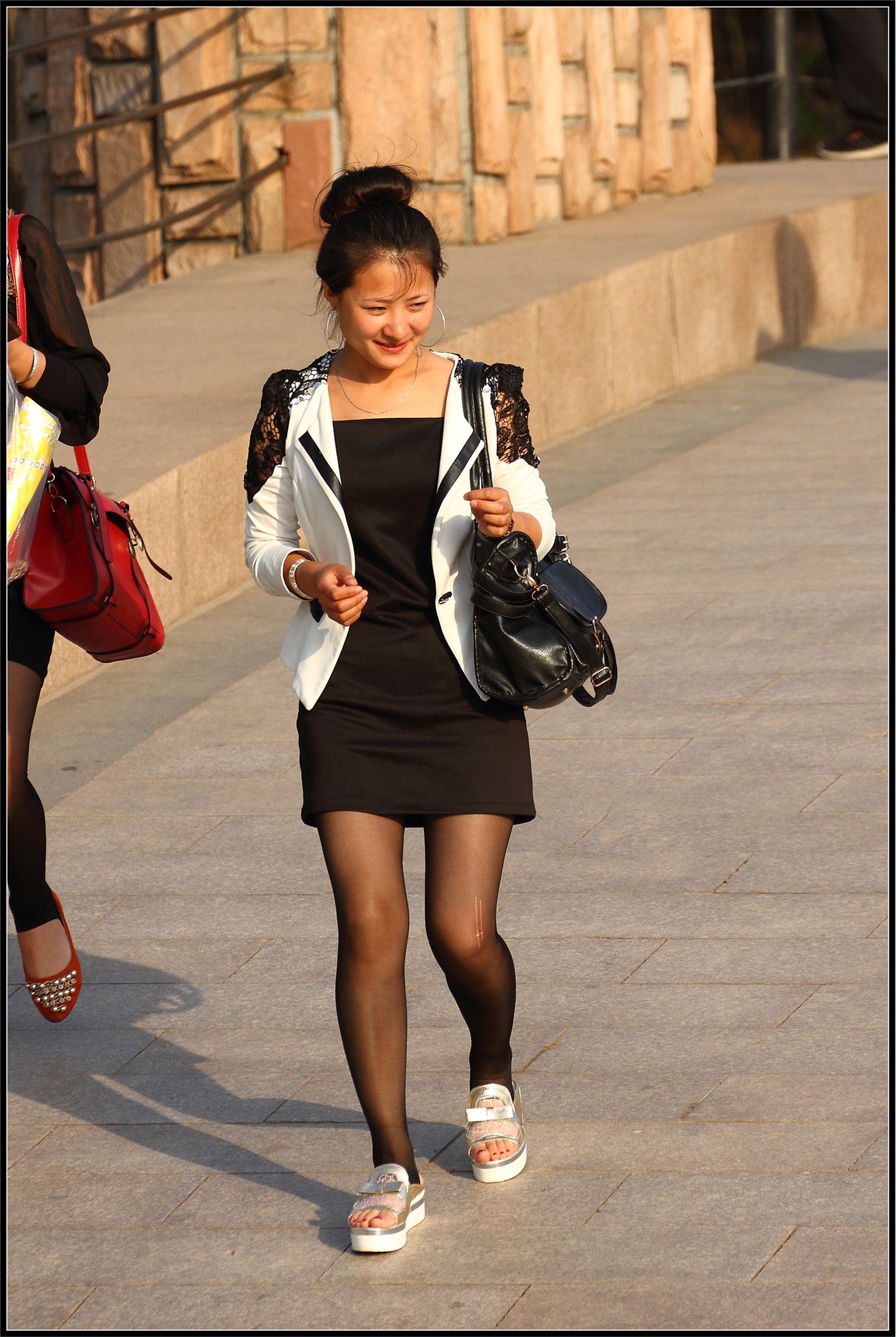 [户外街拍] 2013.10.04 俩脚踩黑丝美女性感身材