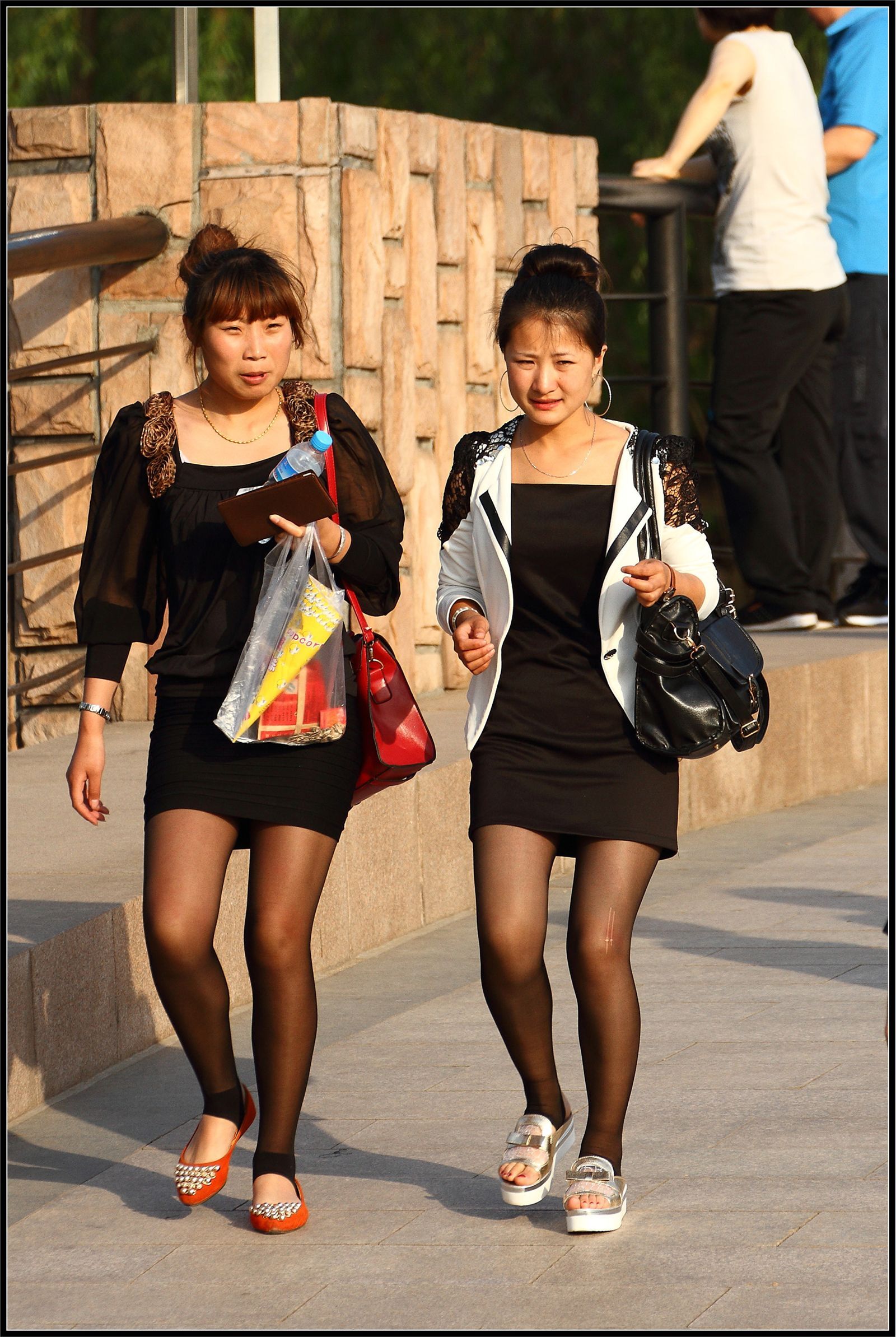 [户外街拍] 2013.10.04 俩脚踩黑丝美女性感身材