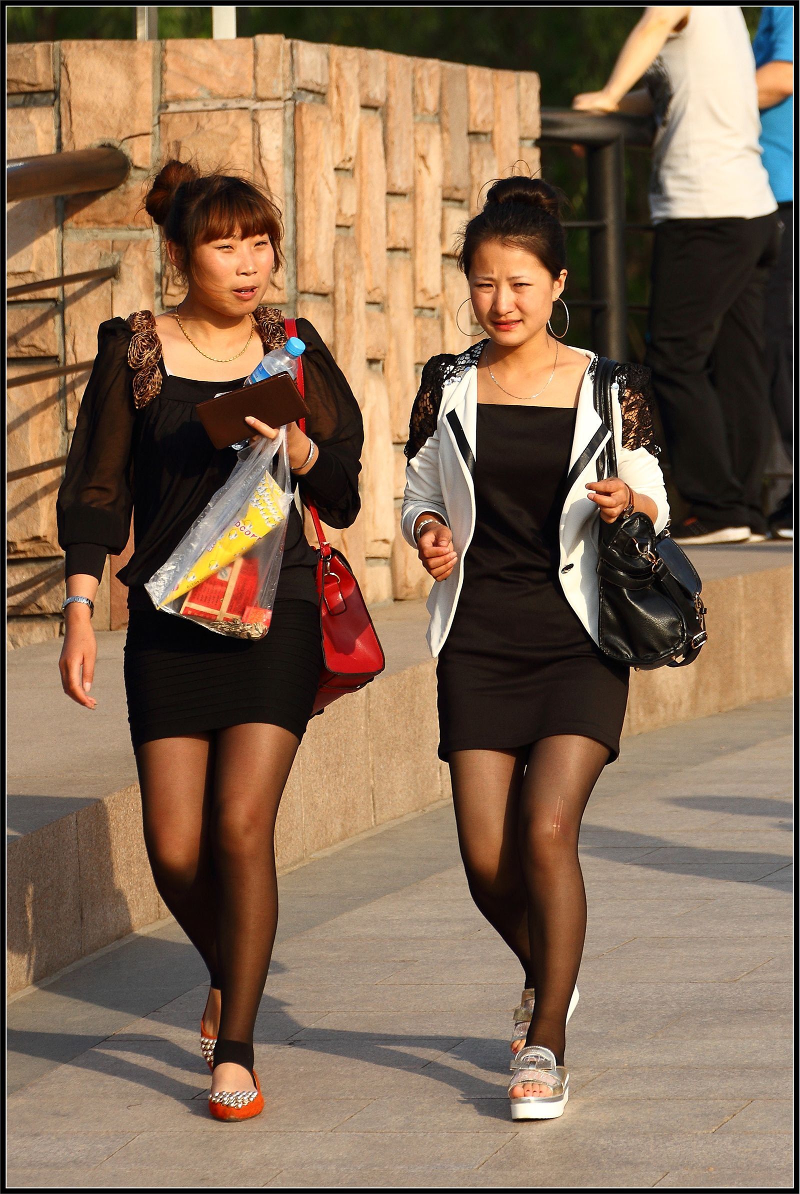 [户外街拍] 2013.10.04 俩脚踩黑丝美女性感身材