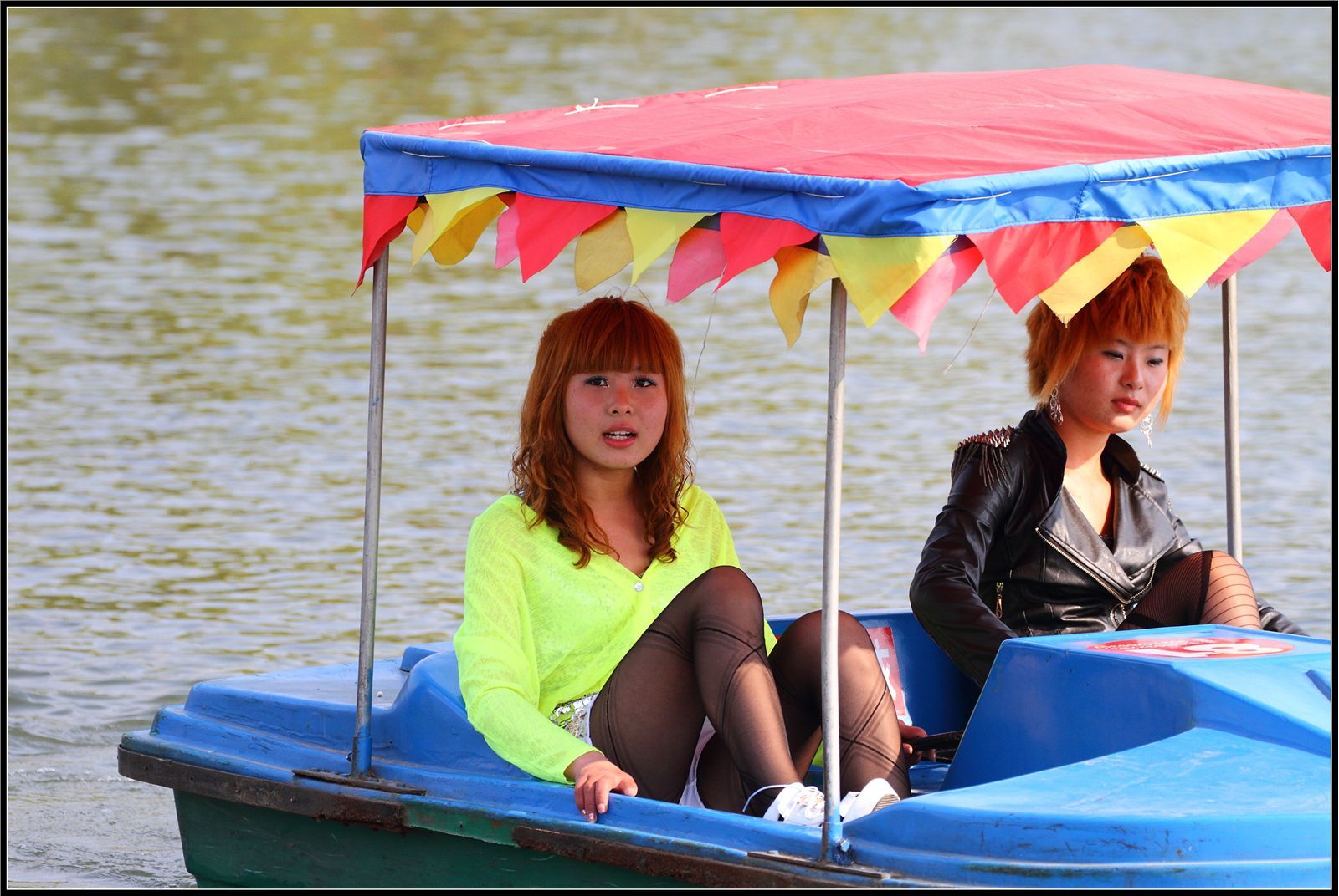 [户外街拍] 2013.10.03 俩黑丝美女在湖中游玩