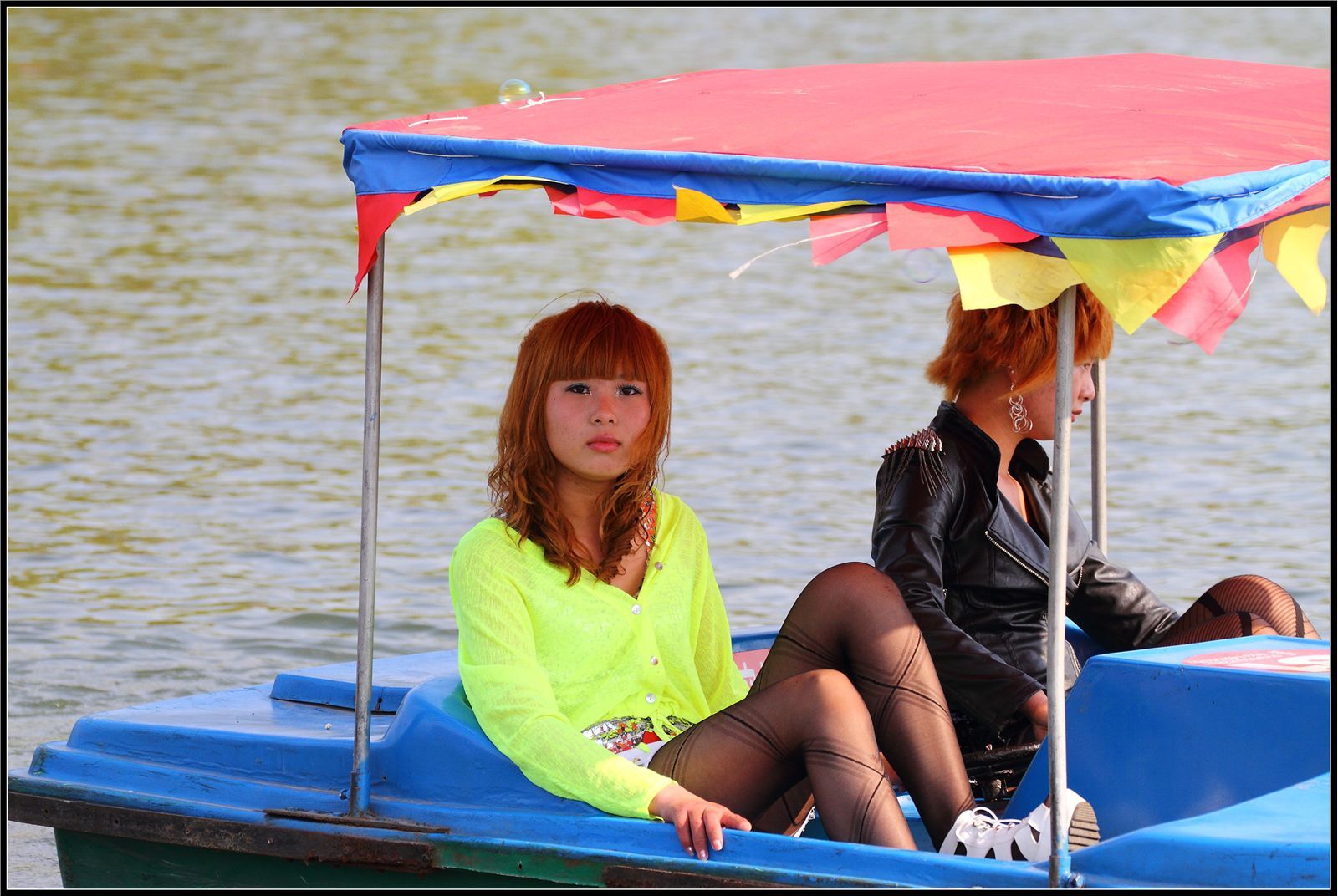 [户外街拍] 2013.10.03 俩黑丝美女在湖中游玩