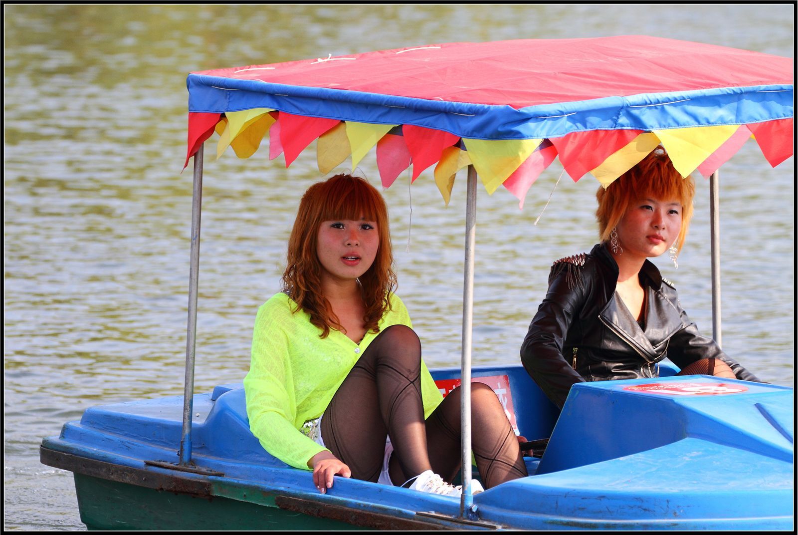 [户外街拍] 2013.10.03 俩黑丝美女在湖中游玩