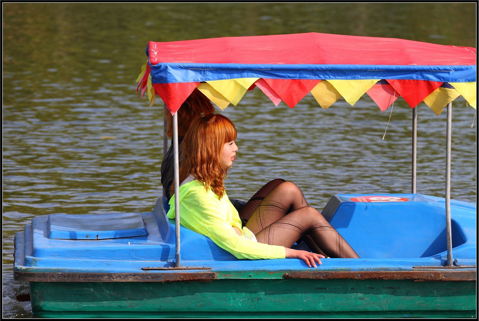 [户外街拍] 2013.10.03 俩黑丝美女在湖中游玩