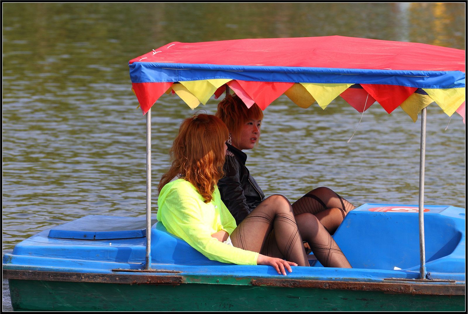 [户外街拍] 2013.10.03 俩黑丝美女在湖中游玩