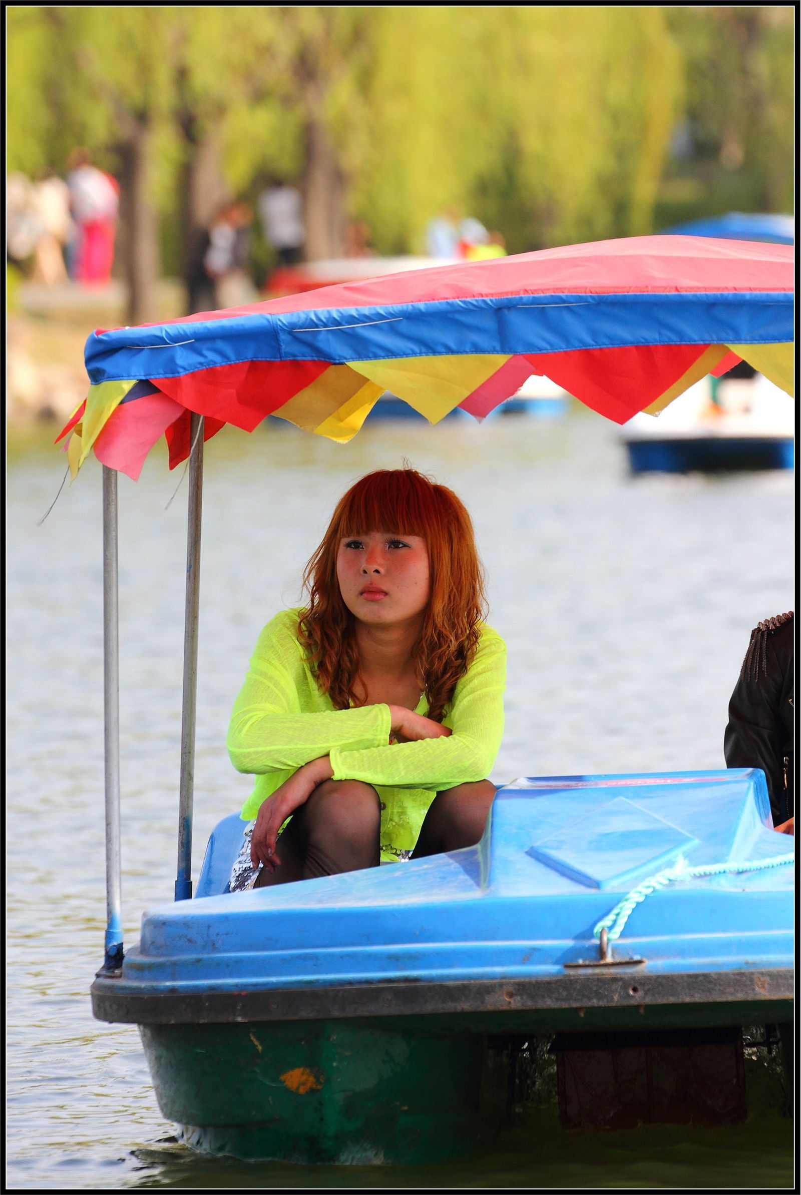 [户外街拍] 2013.10.03 俩黑丝美女在湖中游玩