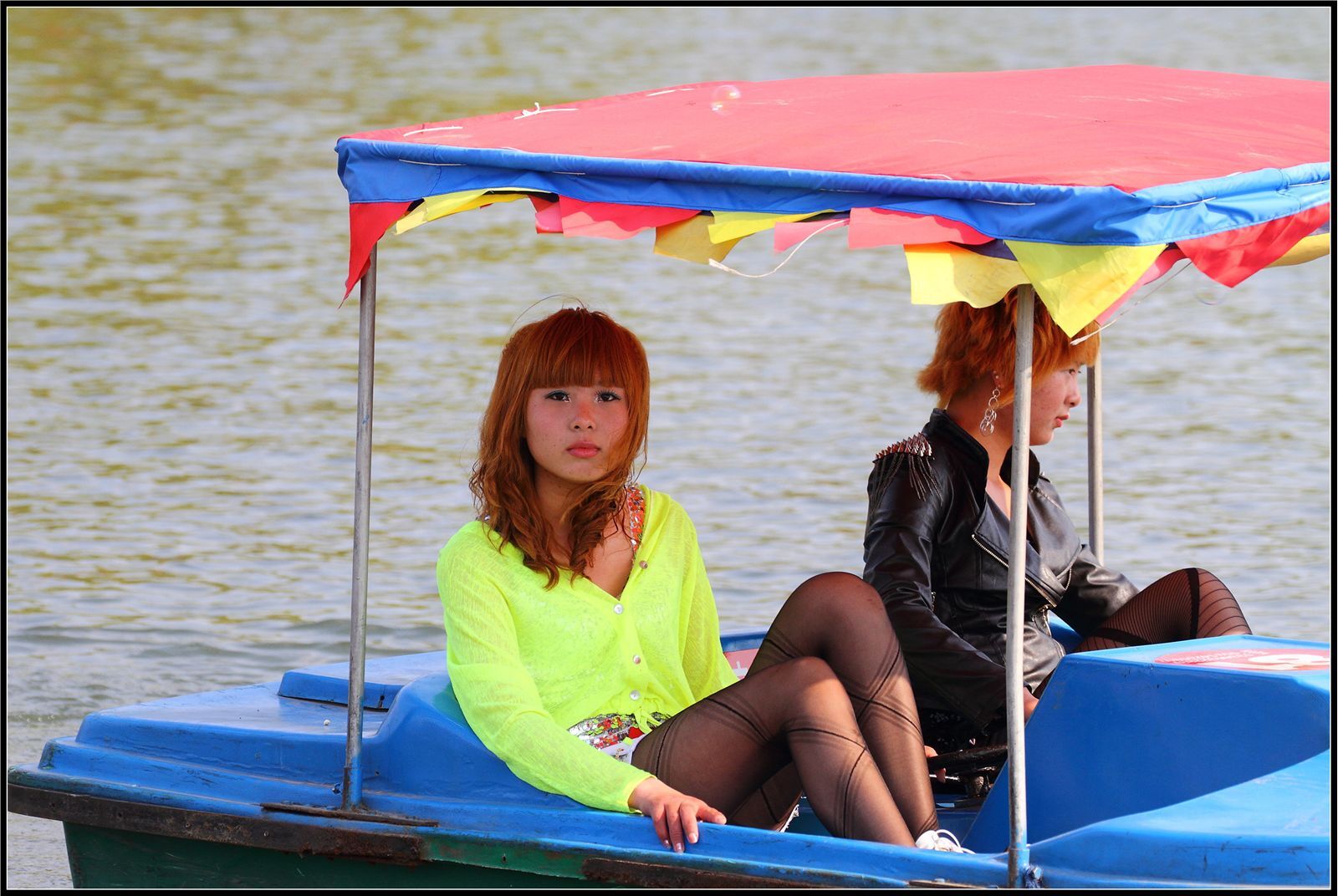 [户外街拍] 2013.10.03 俩黑丝美女在湖中游玩