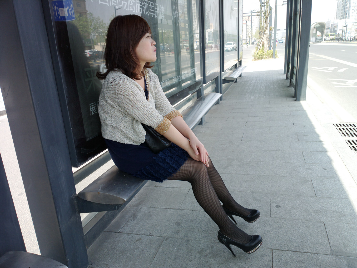 [户外街拍] 面对时尚性感的渔网黑丝高跟少妇你流鼻血了吗
