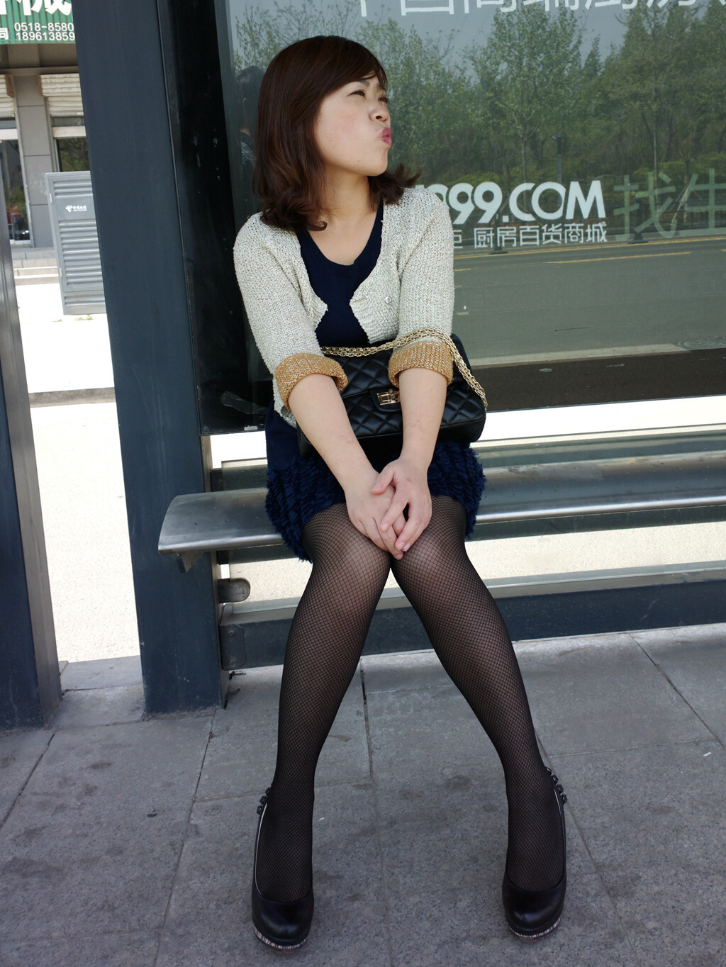[户外街拍] 面对时尚性感的渔网黑丝高跟少妇你流鼻血了吗