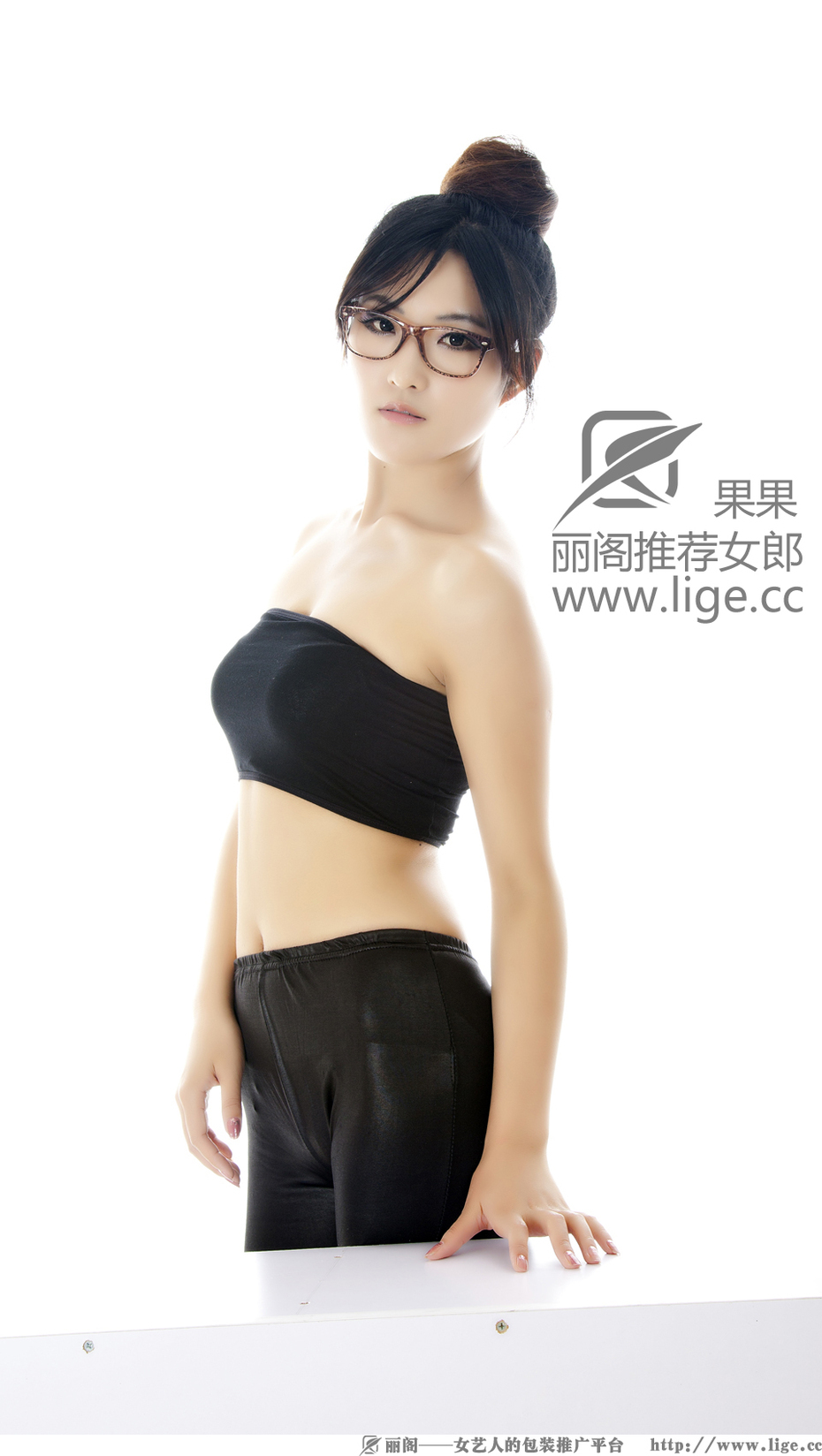 丽阁女郎 果果小静 丝袜美女套图