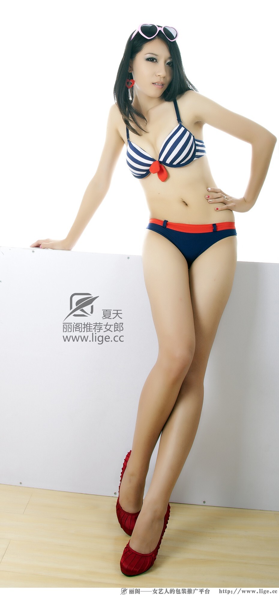 丽阁女郎 夏天 丝袜美女套图