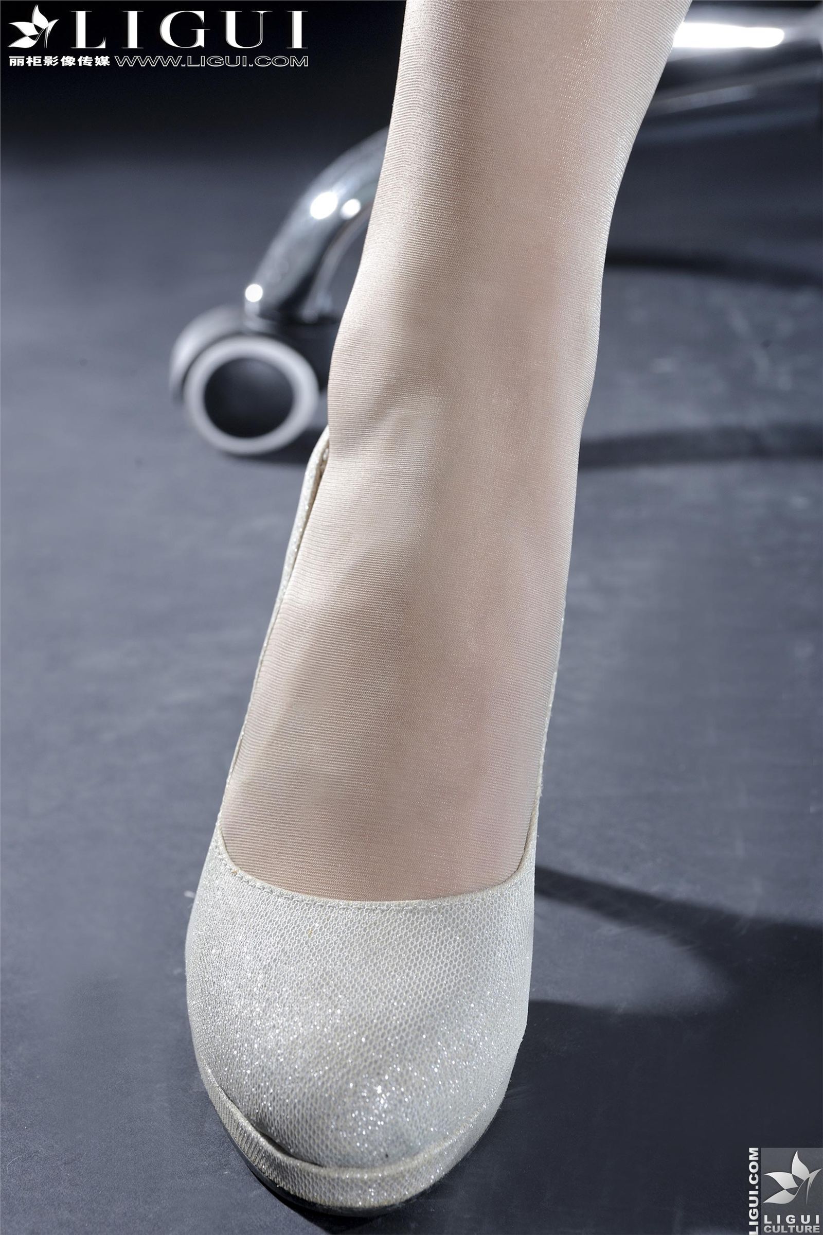 [Ligui丽柜]130207 Model 依依 性感丝袜美女图片