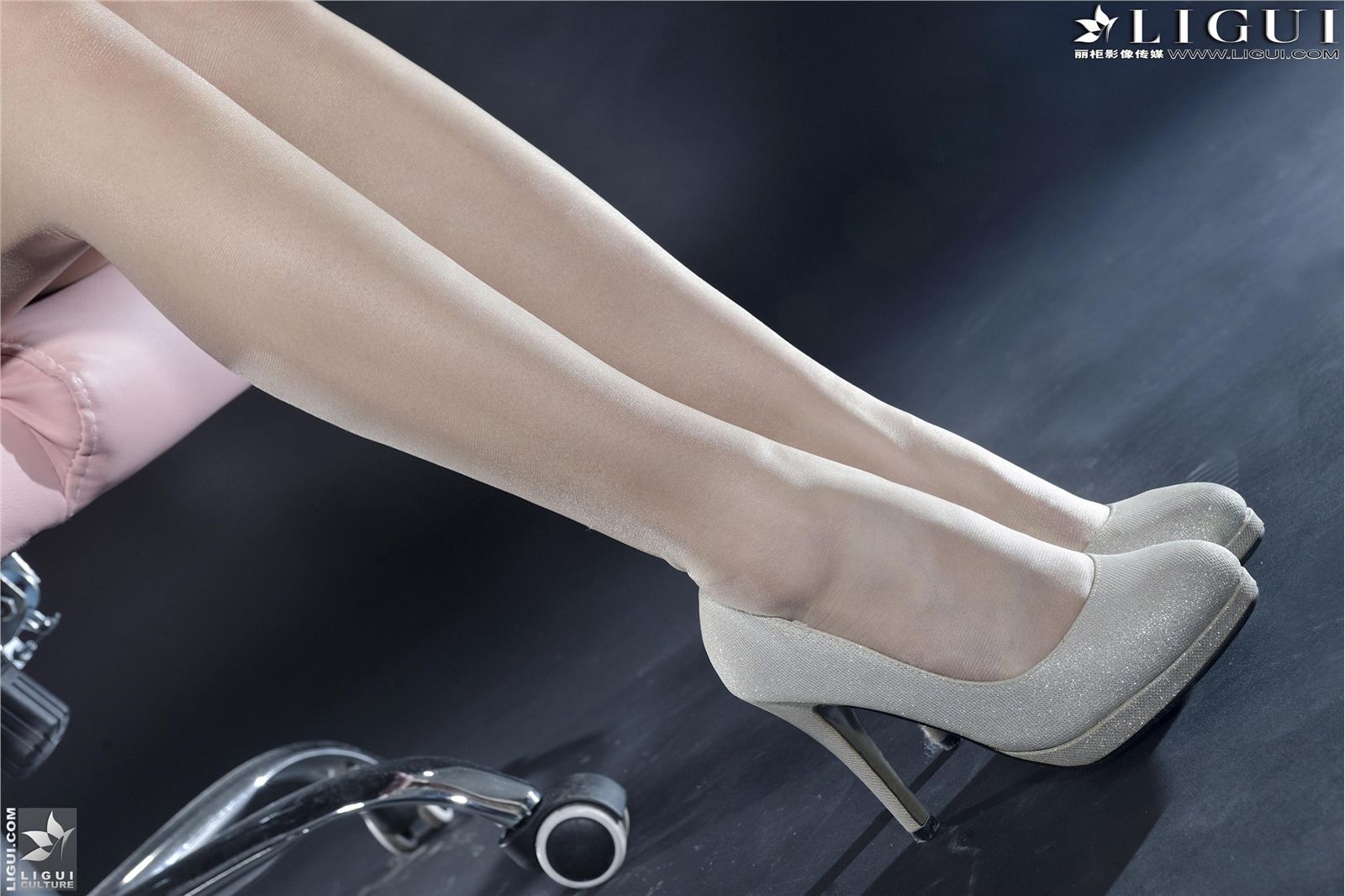 [Ligui丽柜]130207 Model 依依 性感丝袜美女图片
