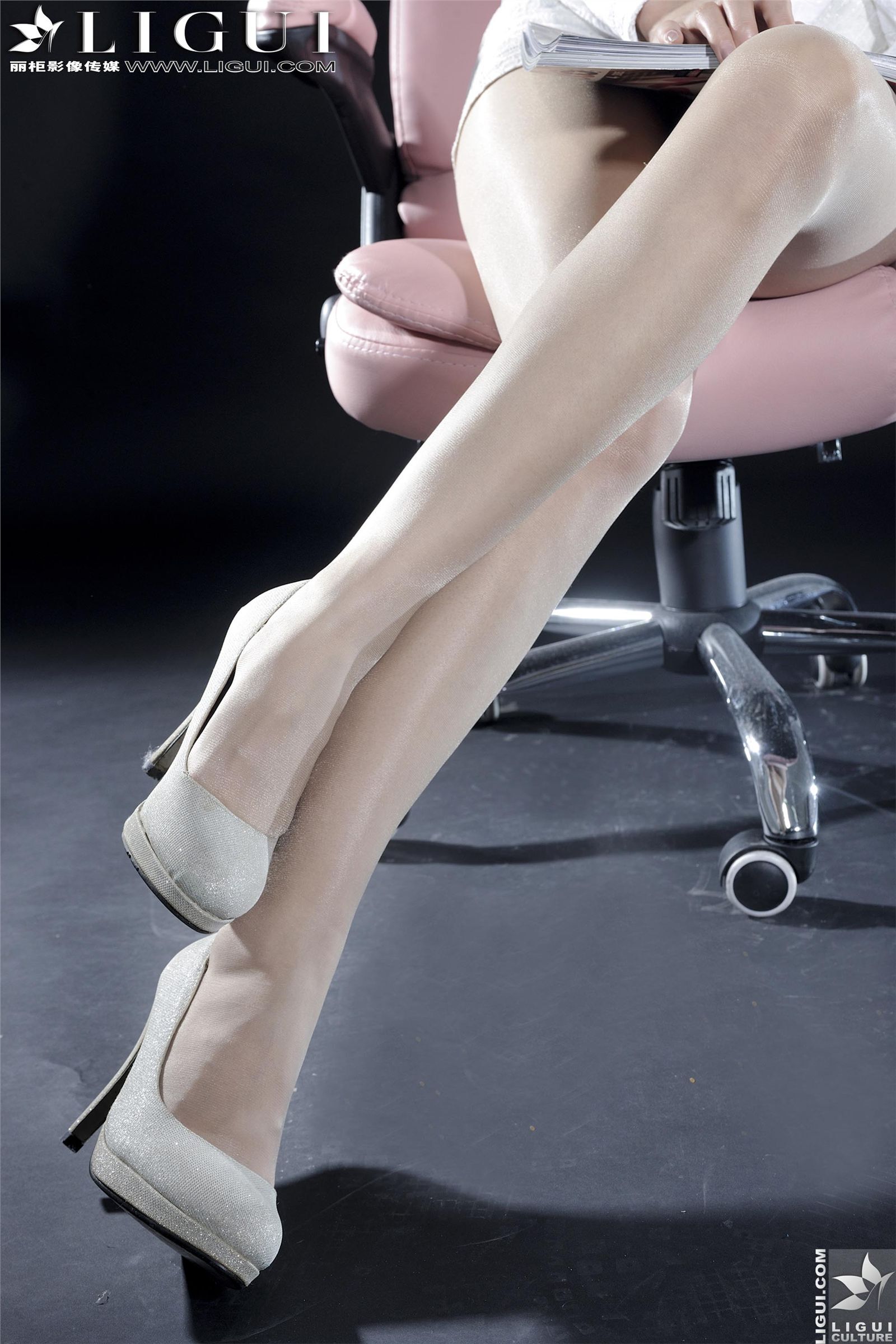 [Ligui丽柜]130207 Model 依依 性感丝袜美女图片