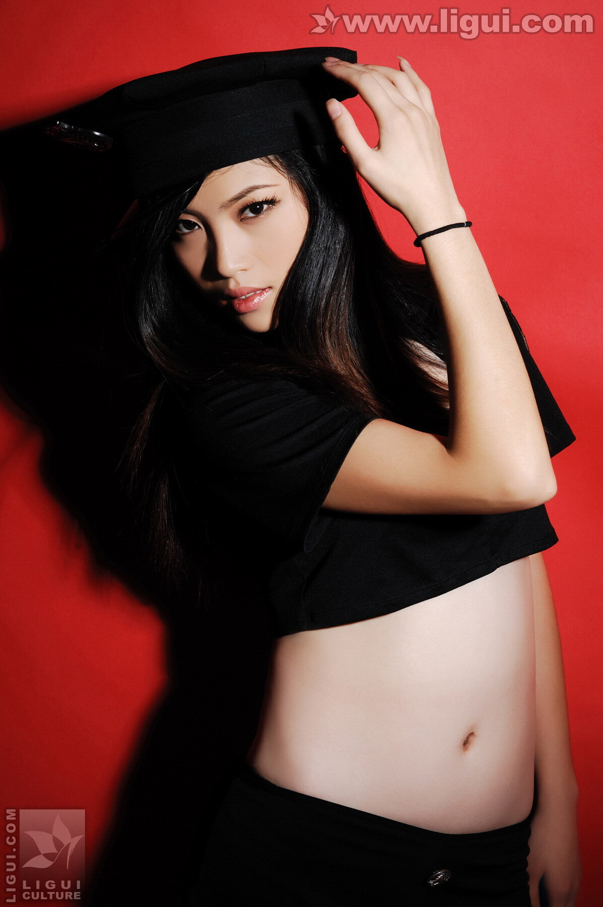 紅色背景的性感女郎風情演繹 Model 左左 Ligui 丽柜