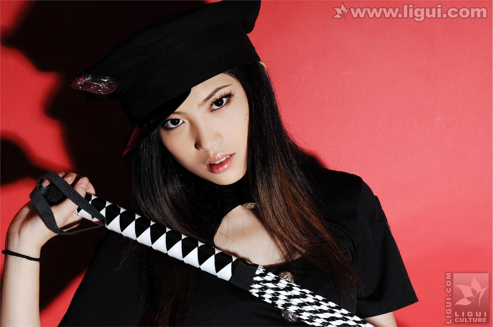 紅色背景的性感女郎風情演繹 Model 左左 Ligui 丽柜