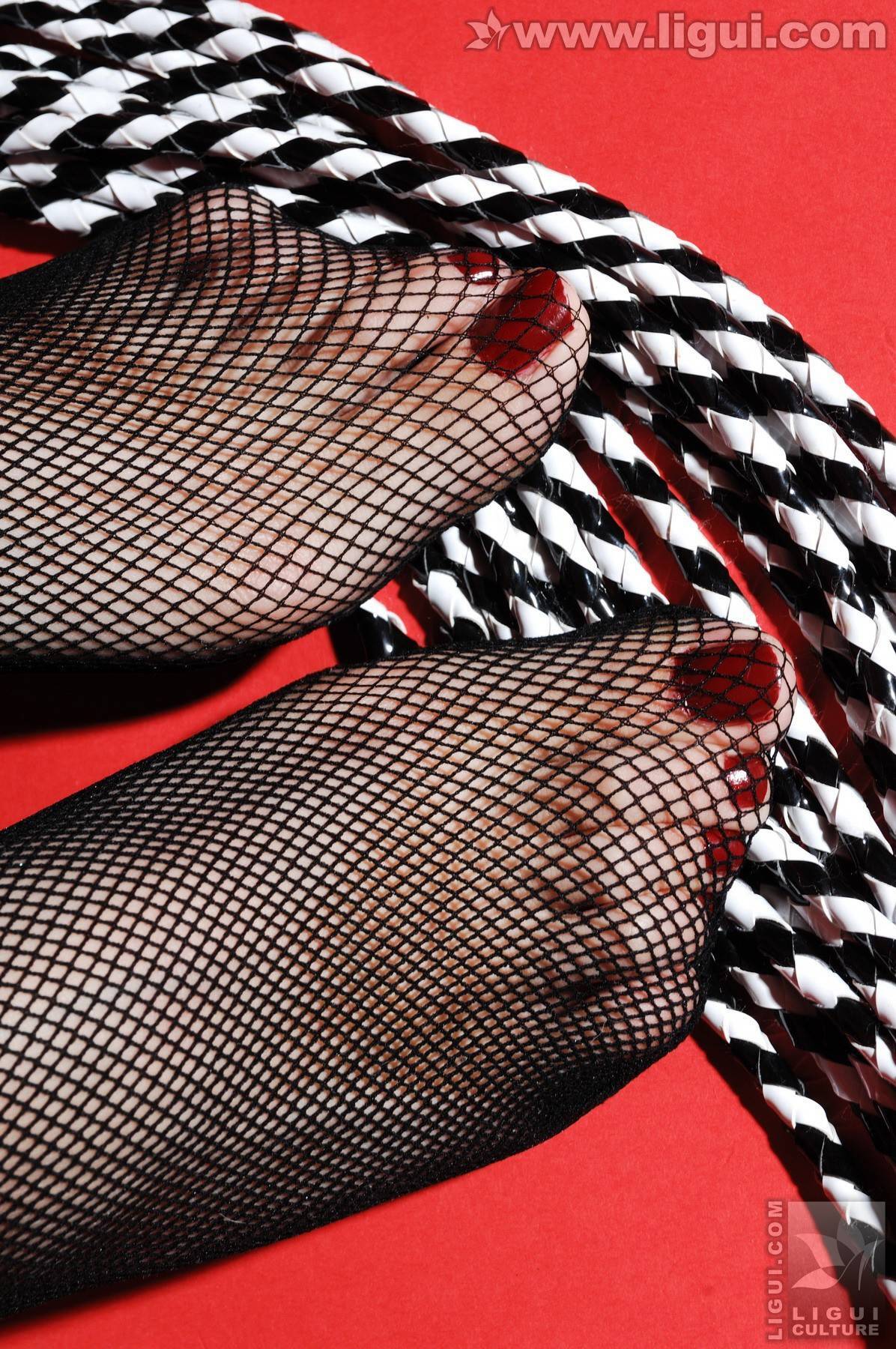 紅色背景的性感女郎風情演繹 Model 左左 Ligui 丽柜