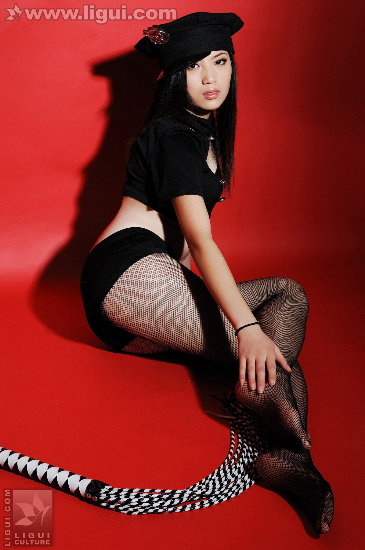 紅色背景的性感女郎風情演繹 Model 左左 Ligui 丽柜