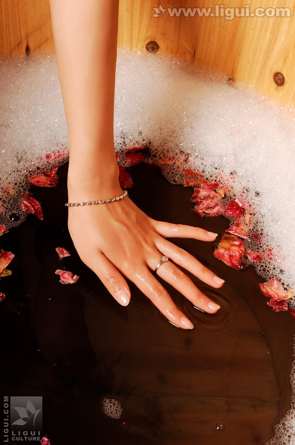 Model 伊園 丽柜 ligui 浴室美眉光纖美足 mm套图