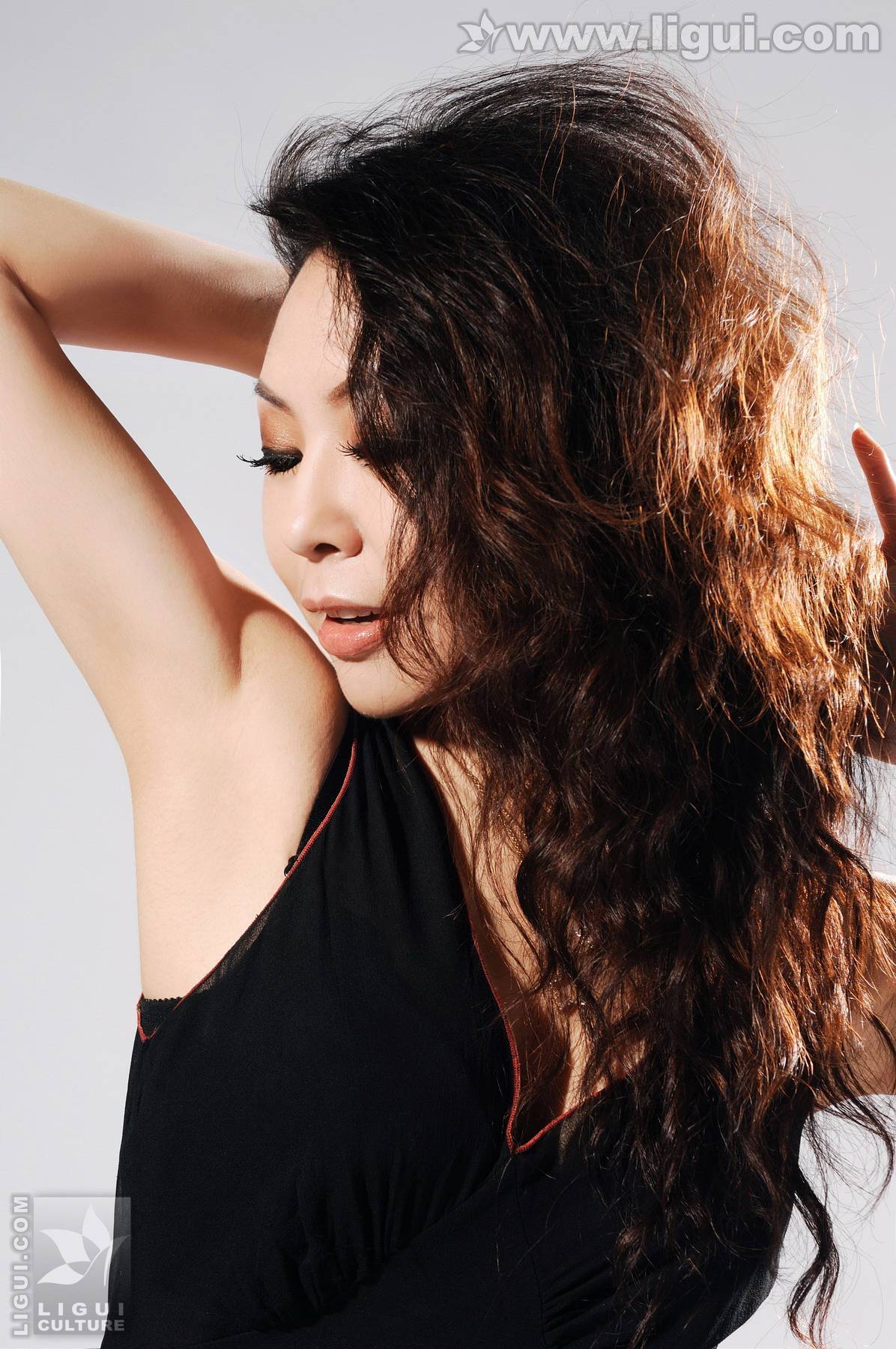 模特冰清 亮麗熟女的黑色香水情緣 丽柜套图