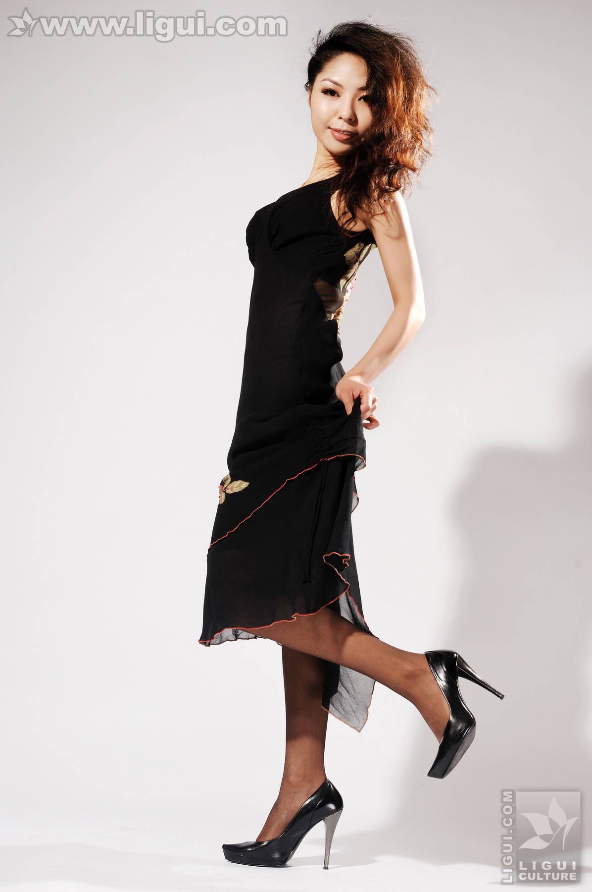 模特冰清 亮麗熟女的黑色香水情緣 丽柜套图