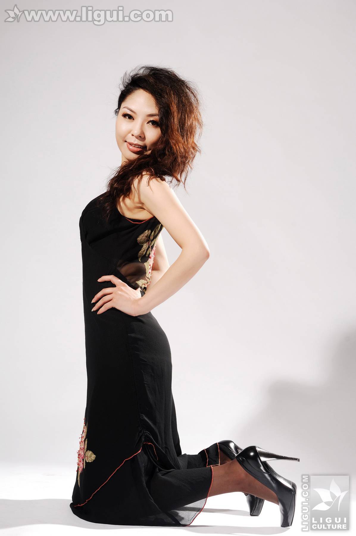 模特冰清 亮麗熟女的黑色香水情緣 丽柜套图