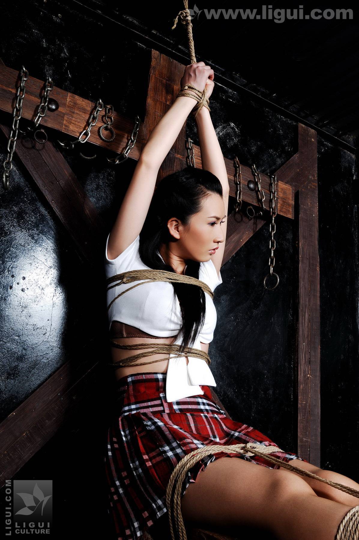 捆綁中的性感美女 楚楚動人  丽柜模特套图