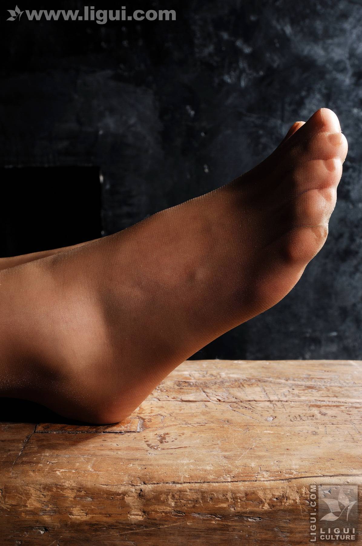 捆綁中的性感美女 楚楚動人  丽柜模特套图