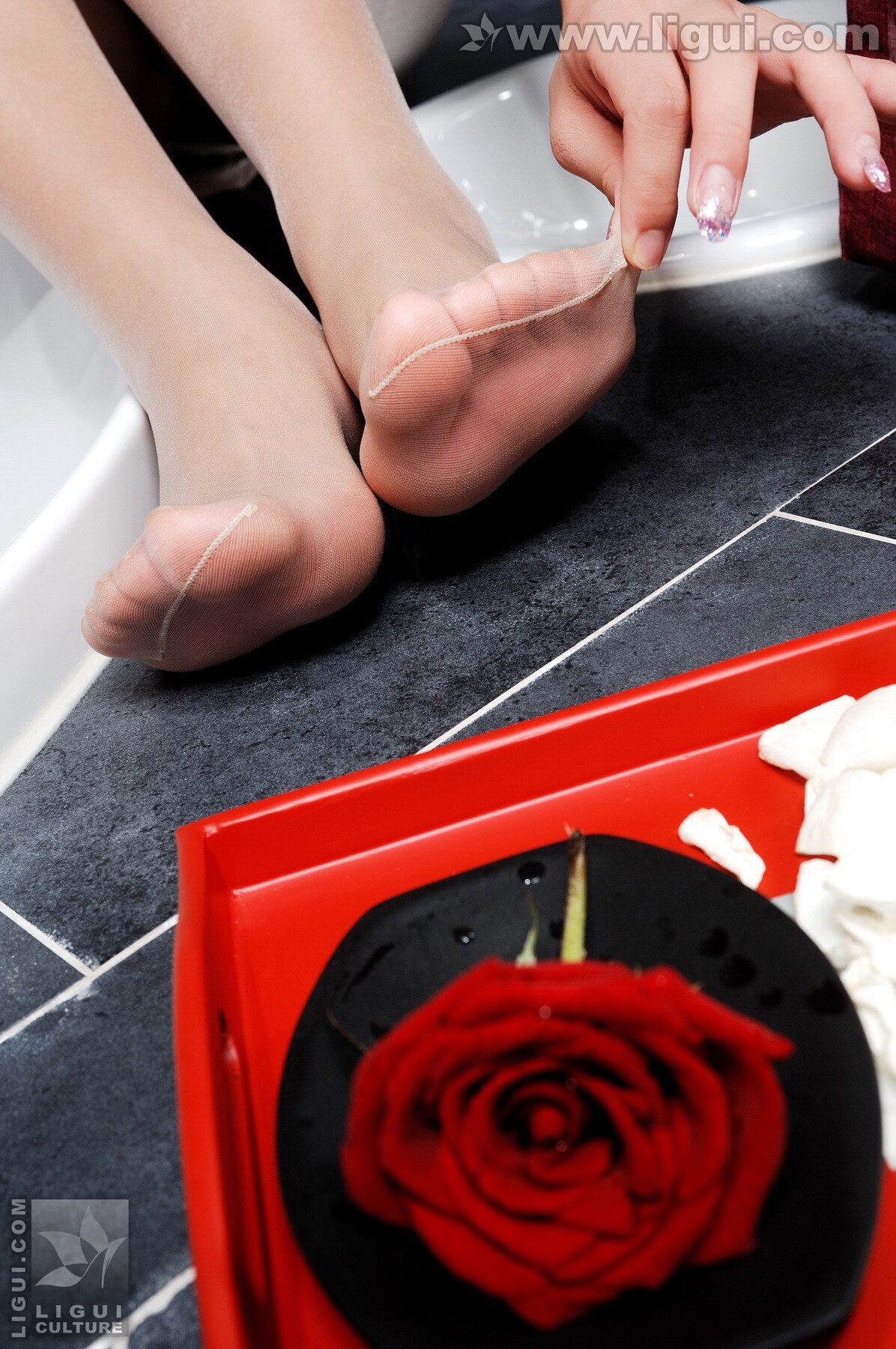 出水芙蓉花瓣浴 Model思玉 丽柜ligui 丝袜美女套图 2009.08.17