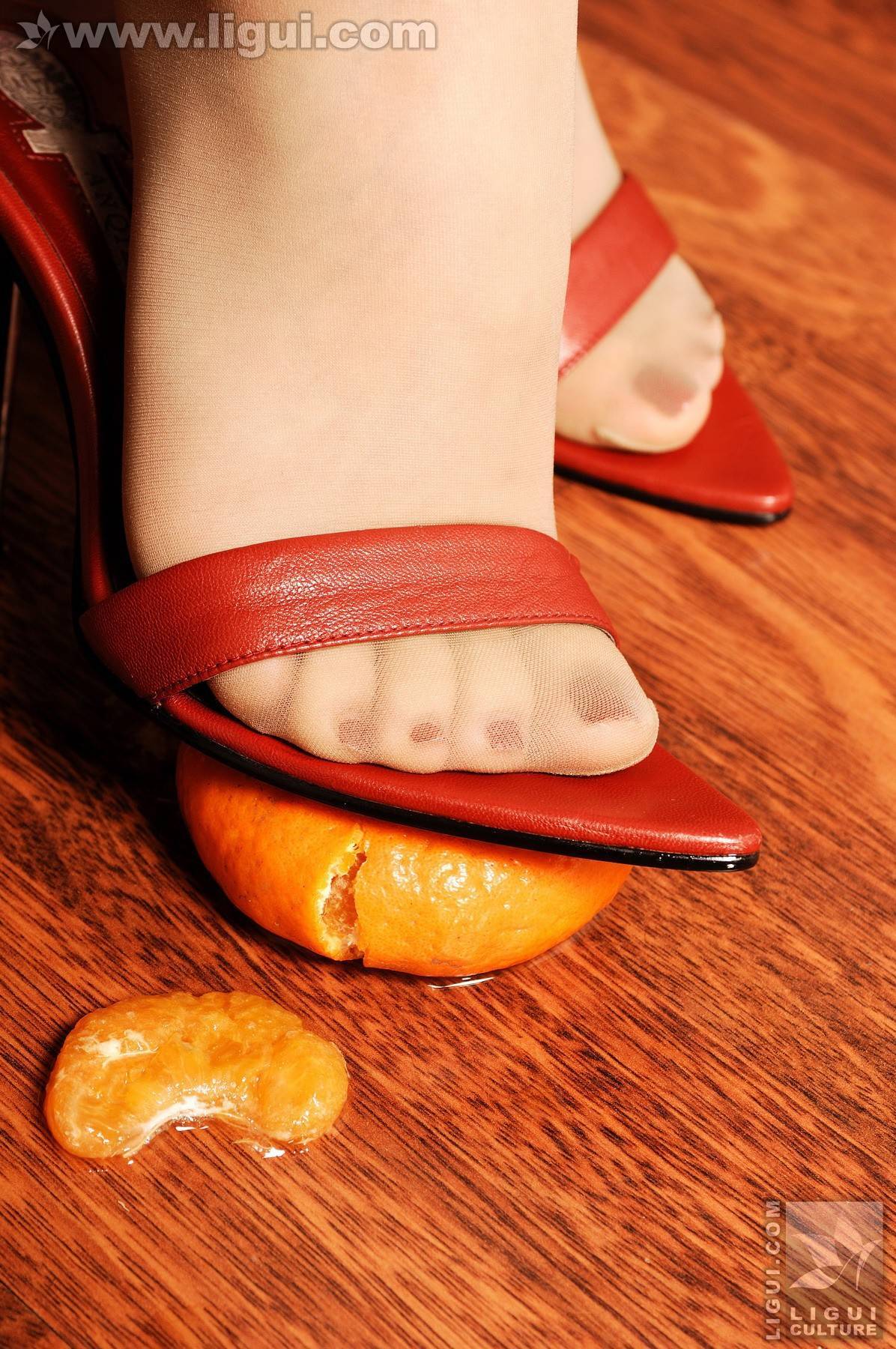 小璐璐之居家风情美足踩踏展示 丽贵ligui丝袜套图