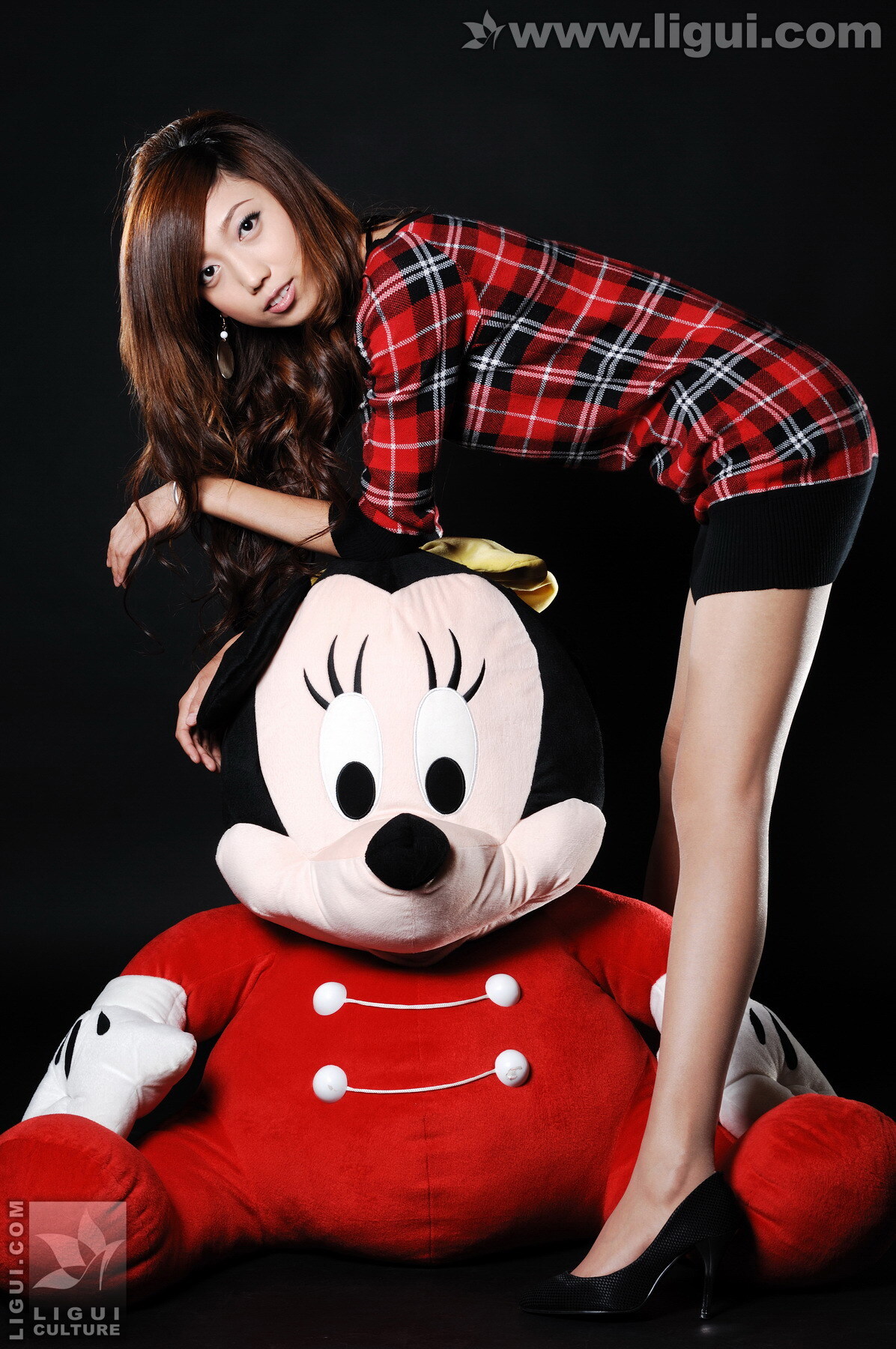 梦娜与玩偶之间的丝袜美足嬉戏  丽贵ligui丝袜套图