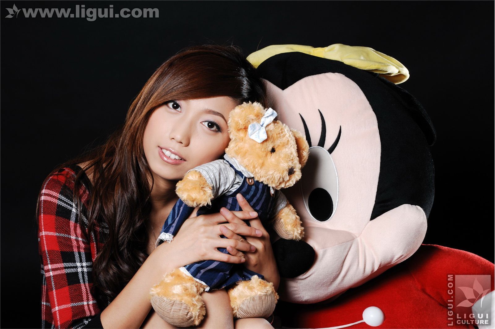 梦娜与玩偶之间的丝袜美足嬉戏  丽贵ligui丝袜套图