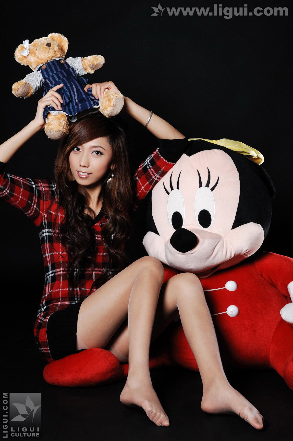 梦娜与玩偶之间的丝袜美足嬉戏  丽贵ligui丝袜套图