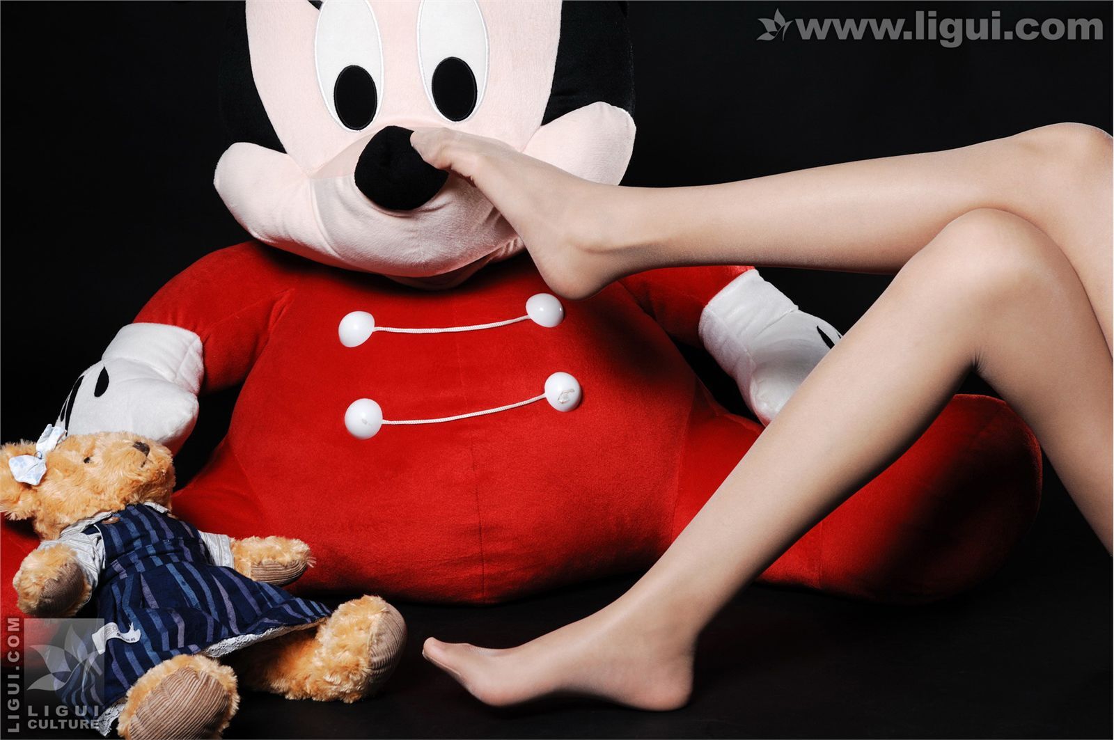 梦娜与玩偶之间的丝袜美足嬉戏  丽贵ligui丝袜套图