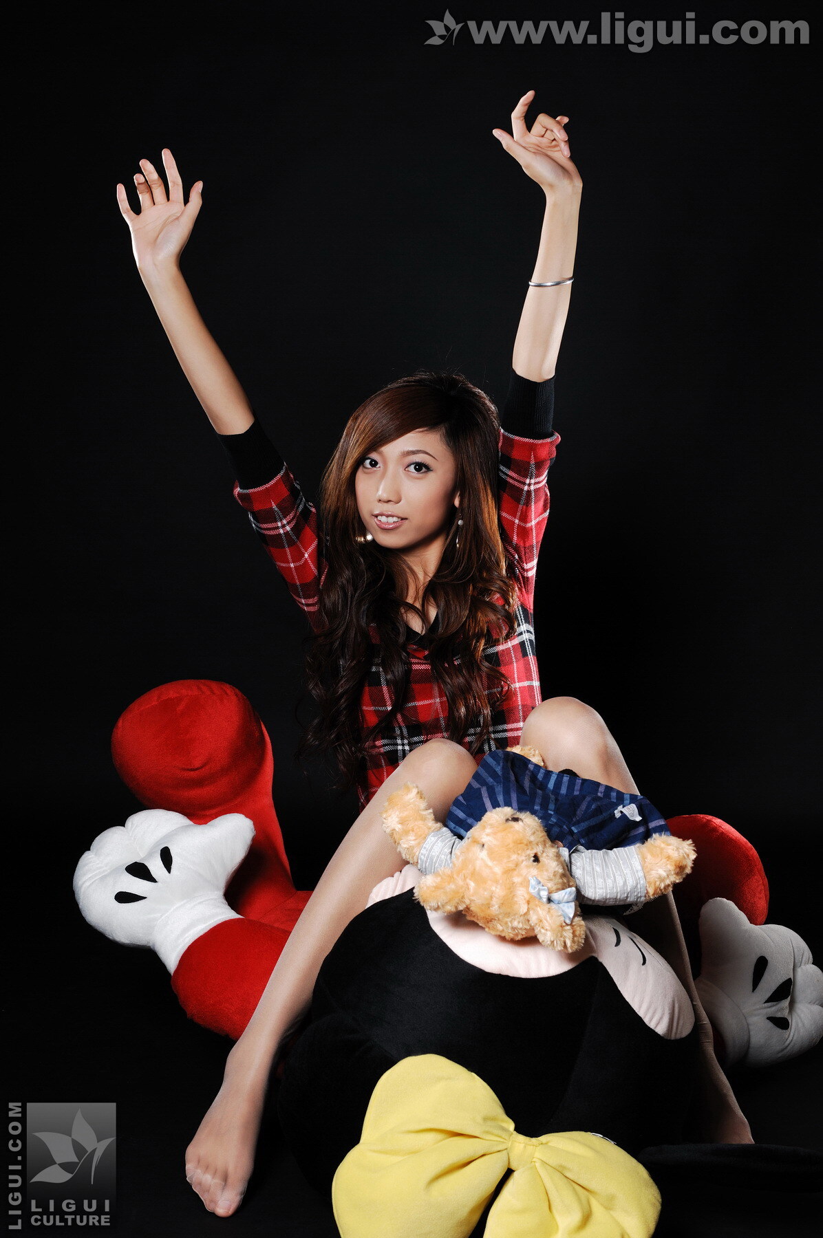 梦娜与玩偶之间的丝袜美足嬉戏  丽贵ligui丝袜套图