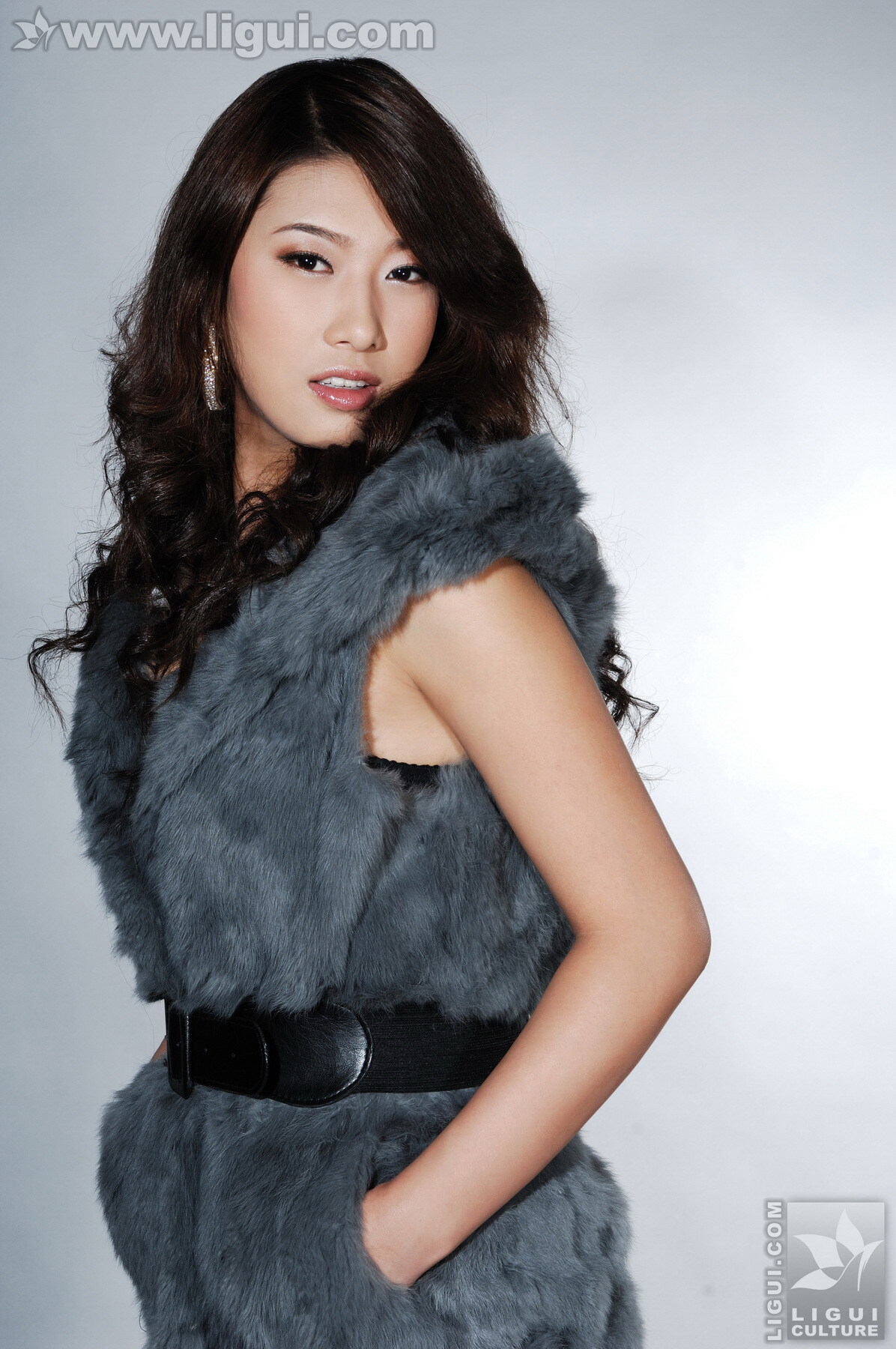 皮草衬托之下的丝足美感：思玉  丽柜ligui套图