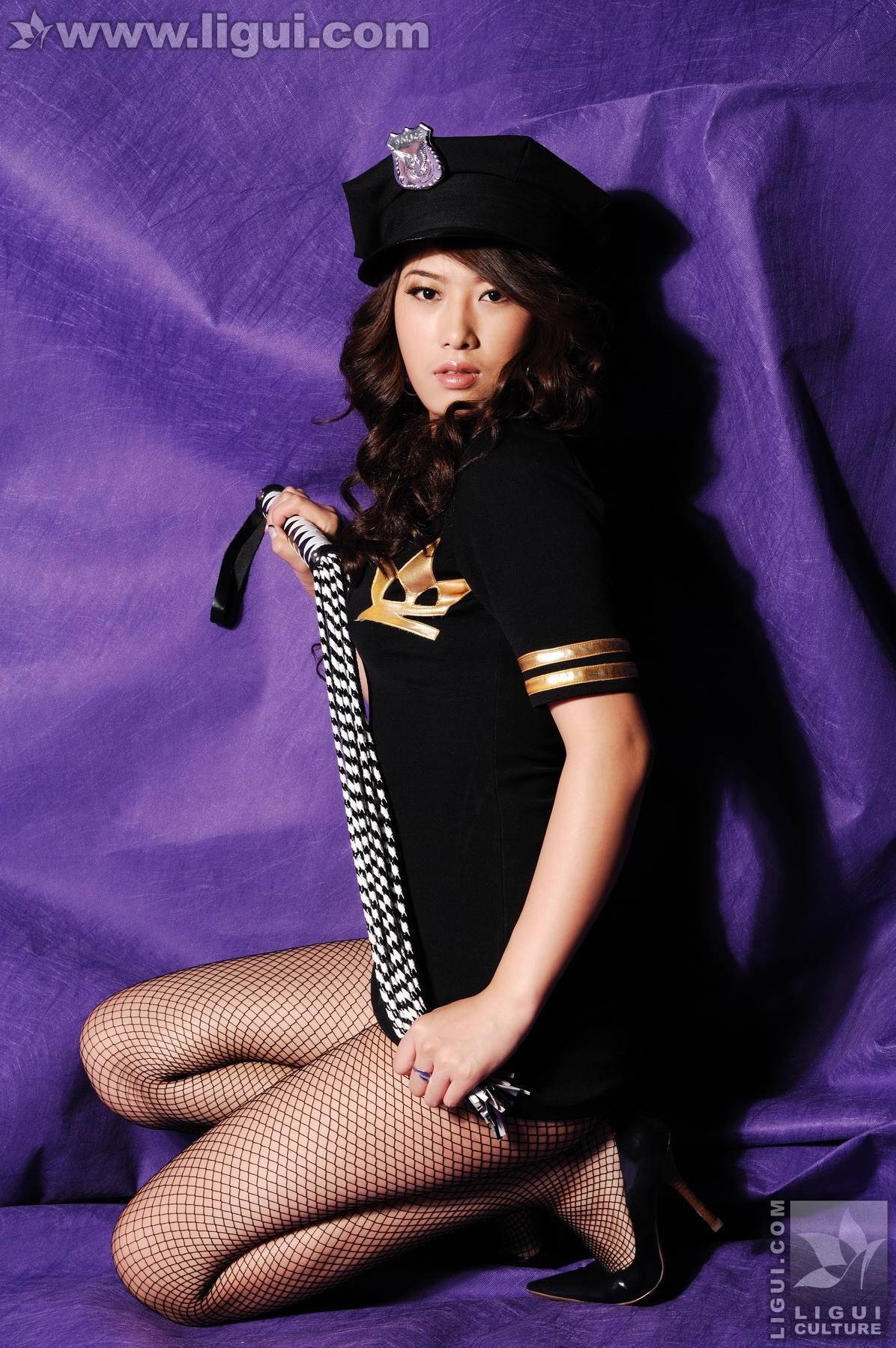 制服诱惑下的美足展示：model思玉 丽柜模特套图 2009.12.30