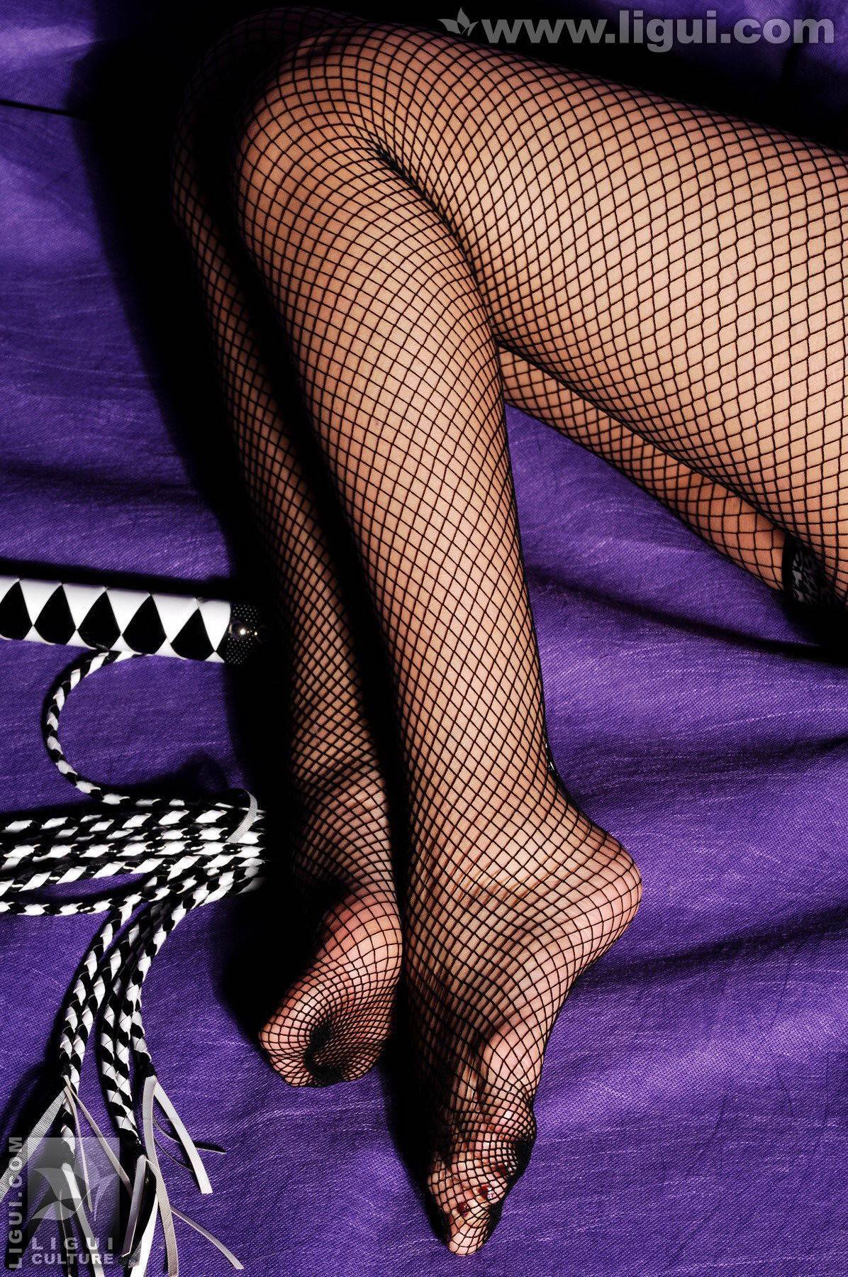 制服诱惑下的美足展示：model思玉 丽柜模特套图 2009.12.30