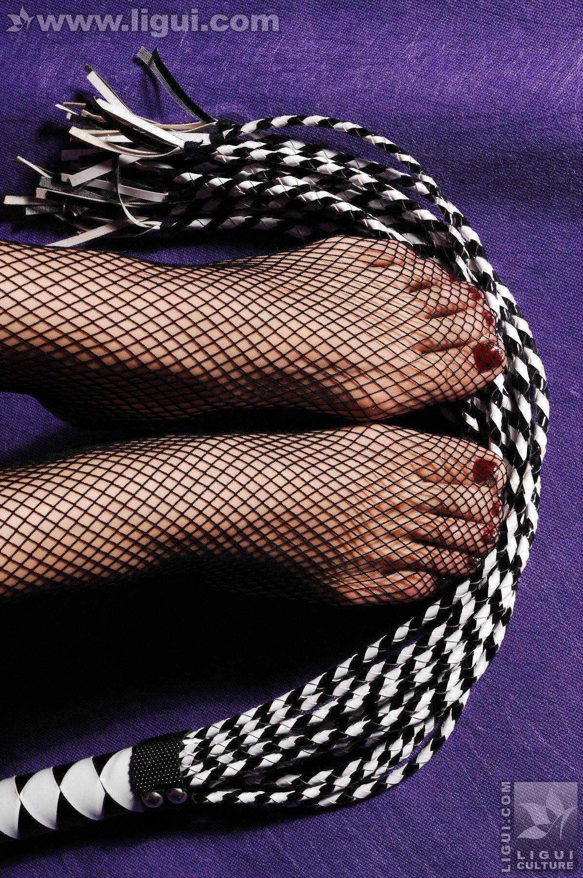 制服诱惑下的美足展示：model思玉 丽柜模特套图 2009.12.30