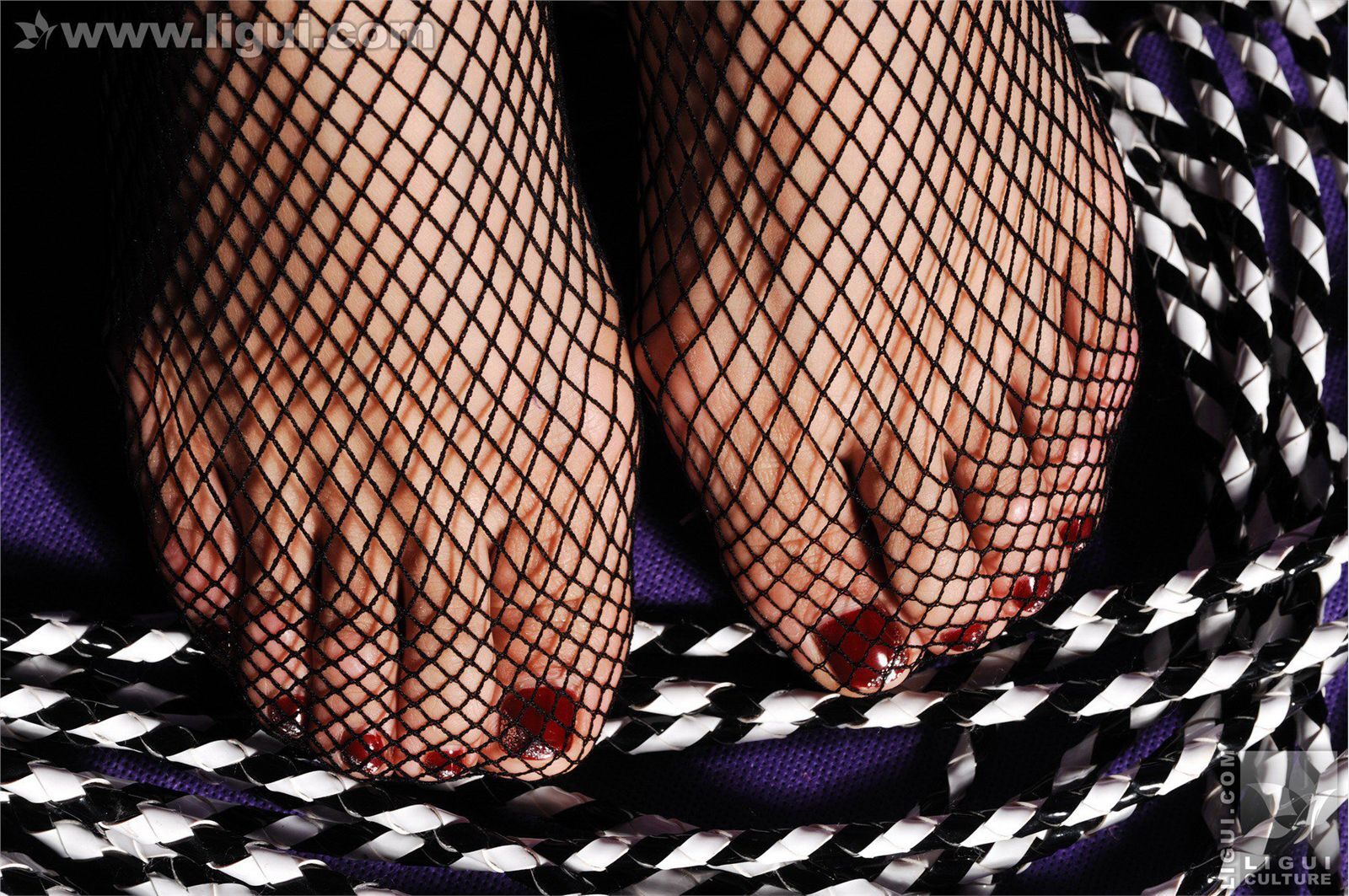 制服诱惑下的美足展示：model思玉 丽柜模特套图 2009.12.30