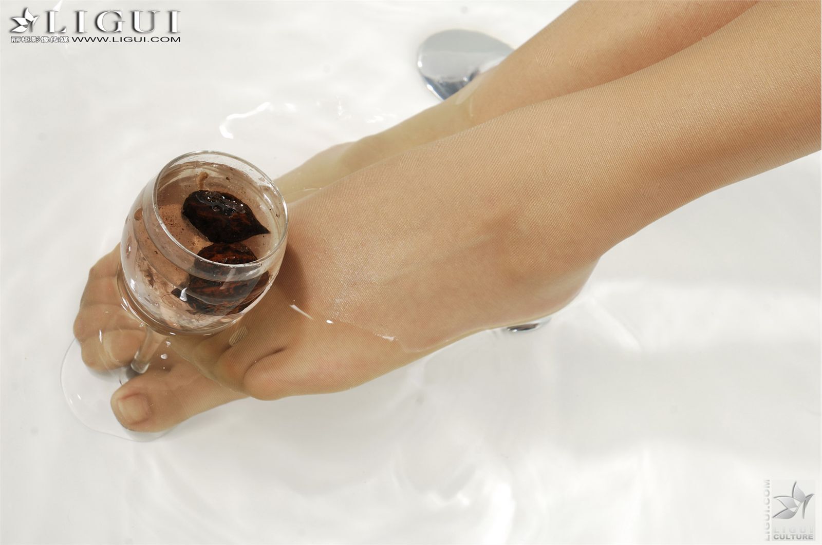 美女护士浴室嬉情 Model 英子 丽柜套图