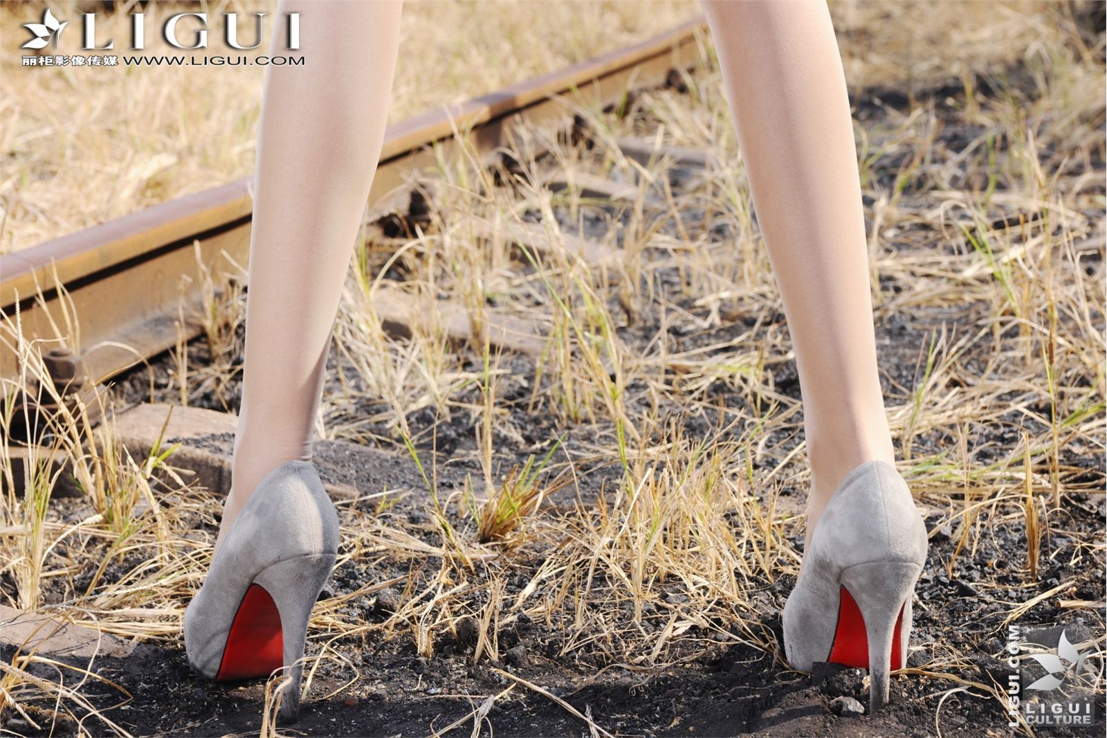 [丽柜]ligui 小镇火车站的美腿诱惑 Model-文欣