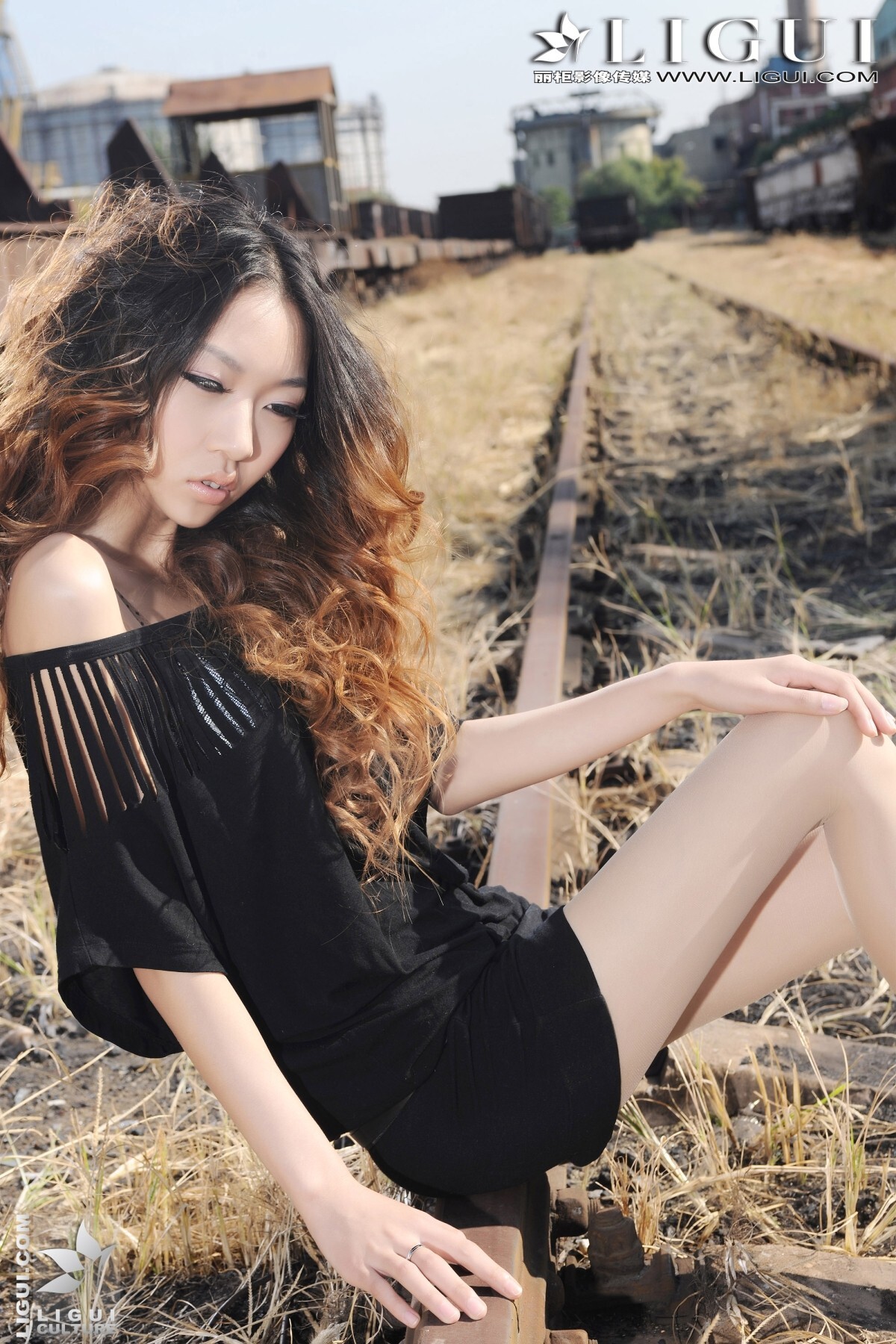 [丽柜]ligui 小镇火车站的美腿诱惑 Model-文欣