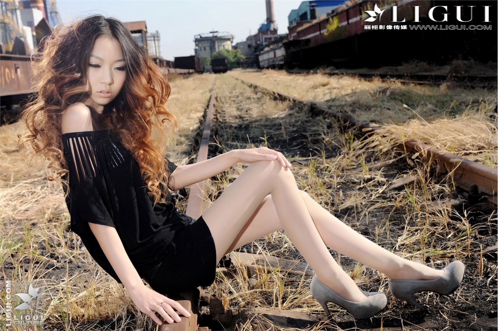 [丽柜]ligui 小镇火车站的美腿诱惑 Model-文欣