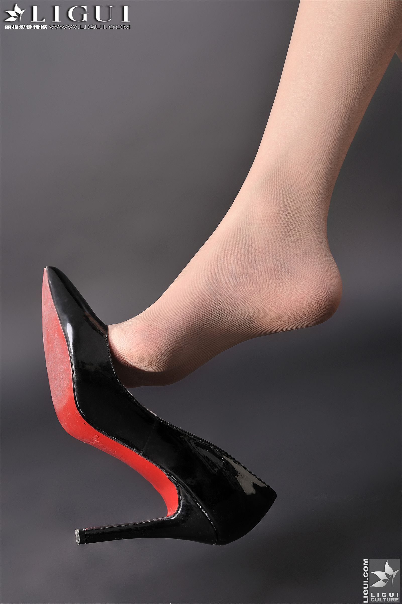 [丽柜] 20130406 网络丽人 MODEL 文欣 办公室美女制服