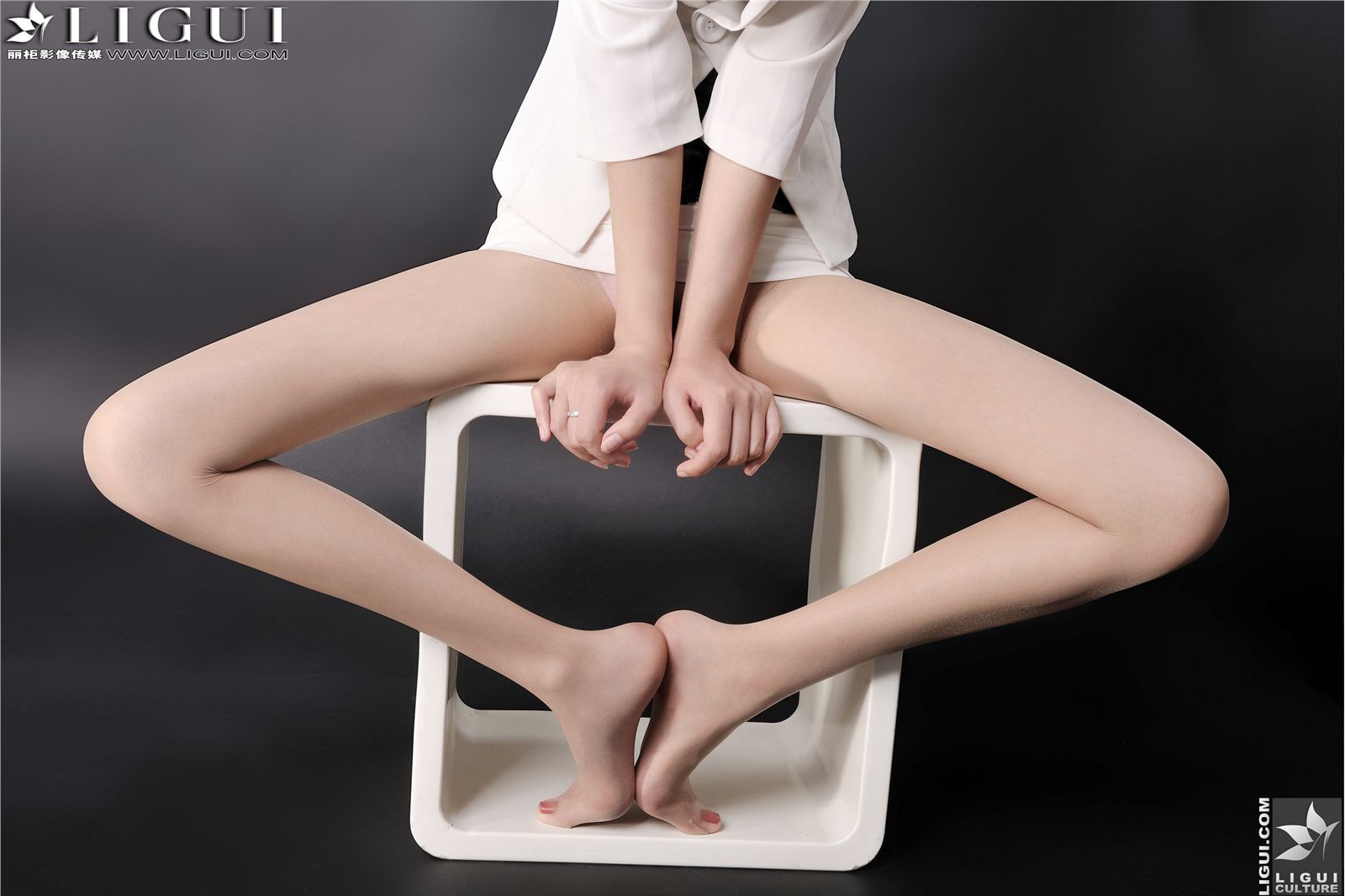 [丽柜] 2013.04.11 网络丽人 MODEL 文欣 制服丝袜