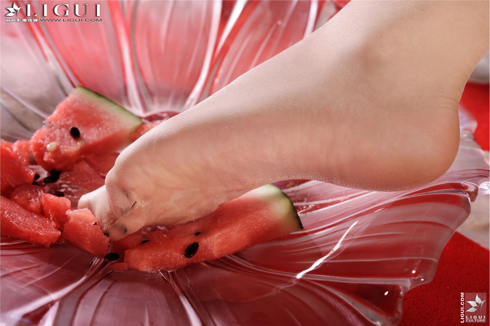 [丽柜] 2013.04.24 另类视觉 MODEL 英子 高清美足性感美女