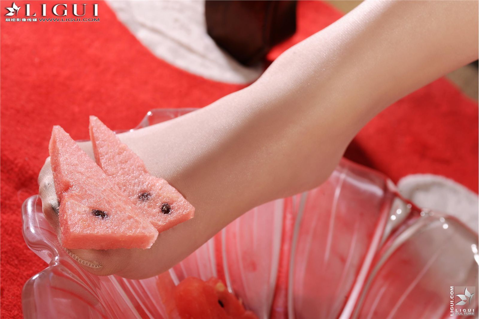 [丽柜] 2013.04.24 另类视觉 MODEL 英子 高清美足性感美女