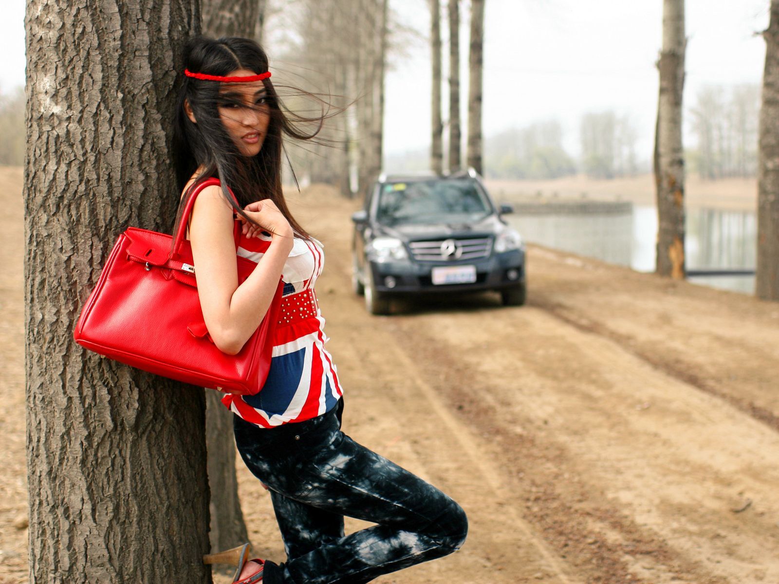 奔驰车模GLK 野外风情