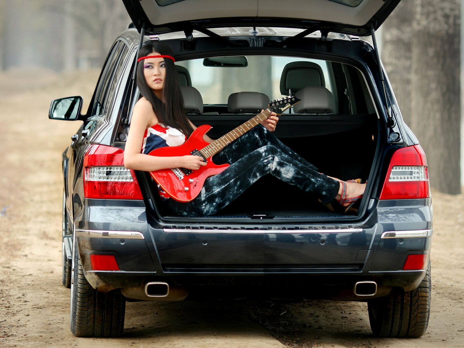 奔驰车模GLK 野外风情